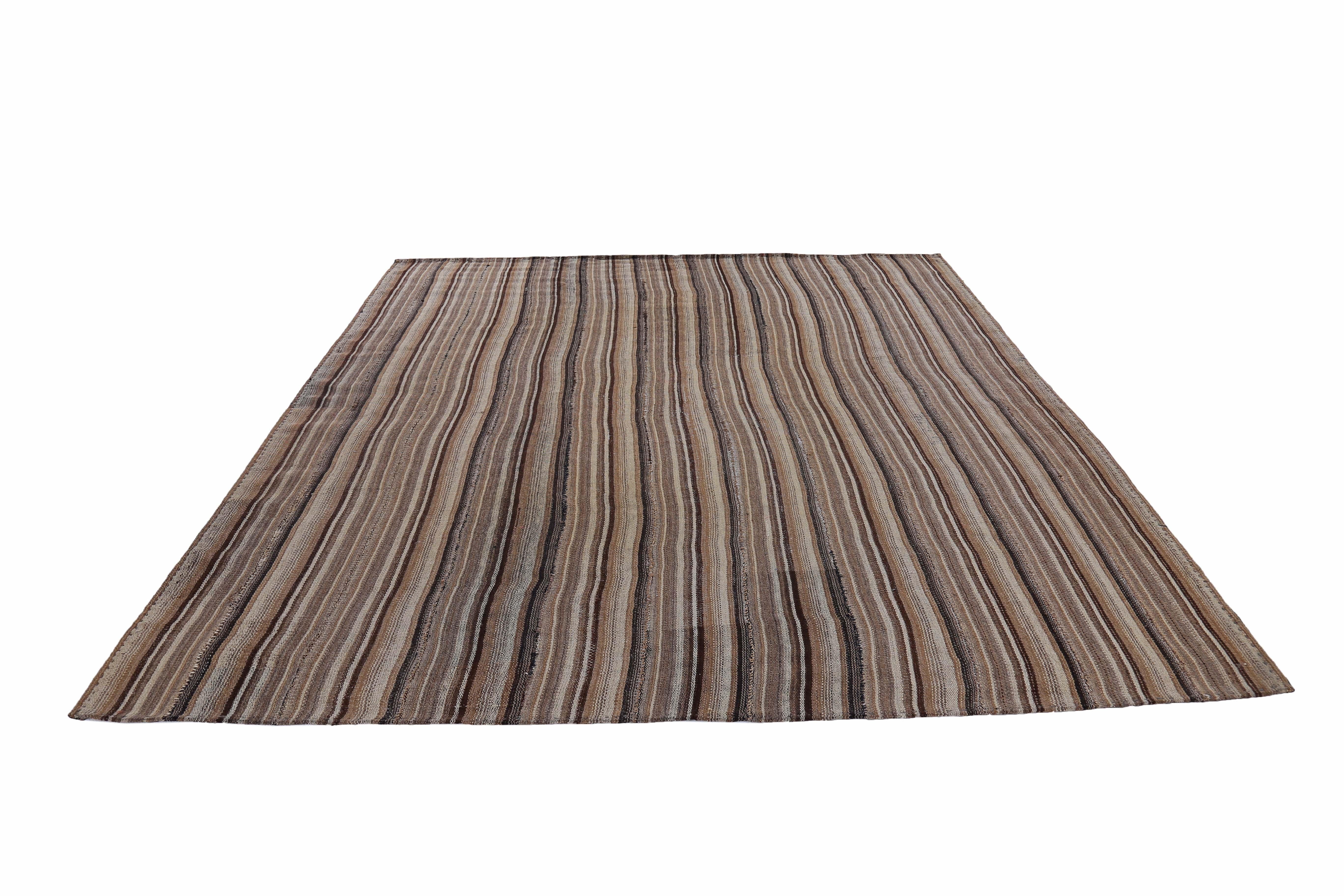 Alfombra turca tejida a mano con la mejor lana de oveja y coloreada con tintes vegetales totalmente naturales, seguros para humanos y mascotas. Es un diseño Kilim tradicional de tejido plano con rayas de lápiz beige, negras y marrones. Es una pieza