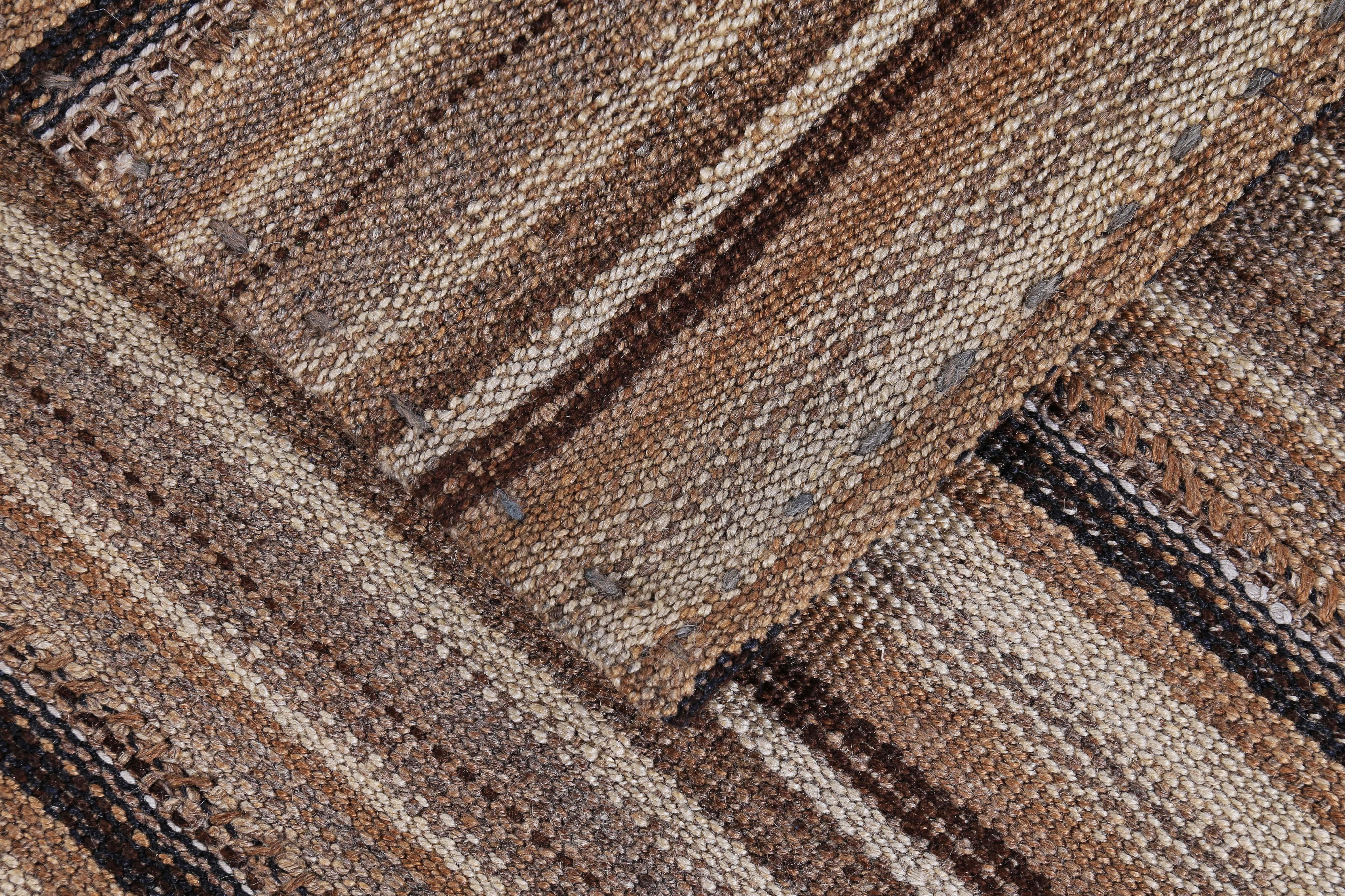Alfombra Kilim Turca Moderna con Rayas Lápiz Beige, Negro y Marrón en Nuevo estado para la venta en Dallas, TX