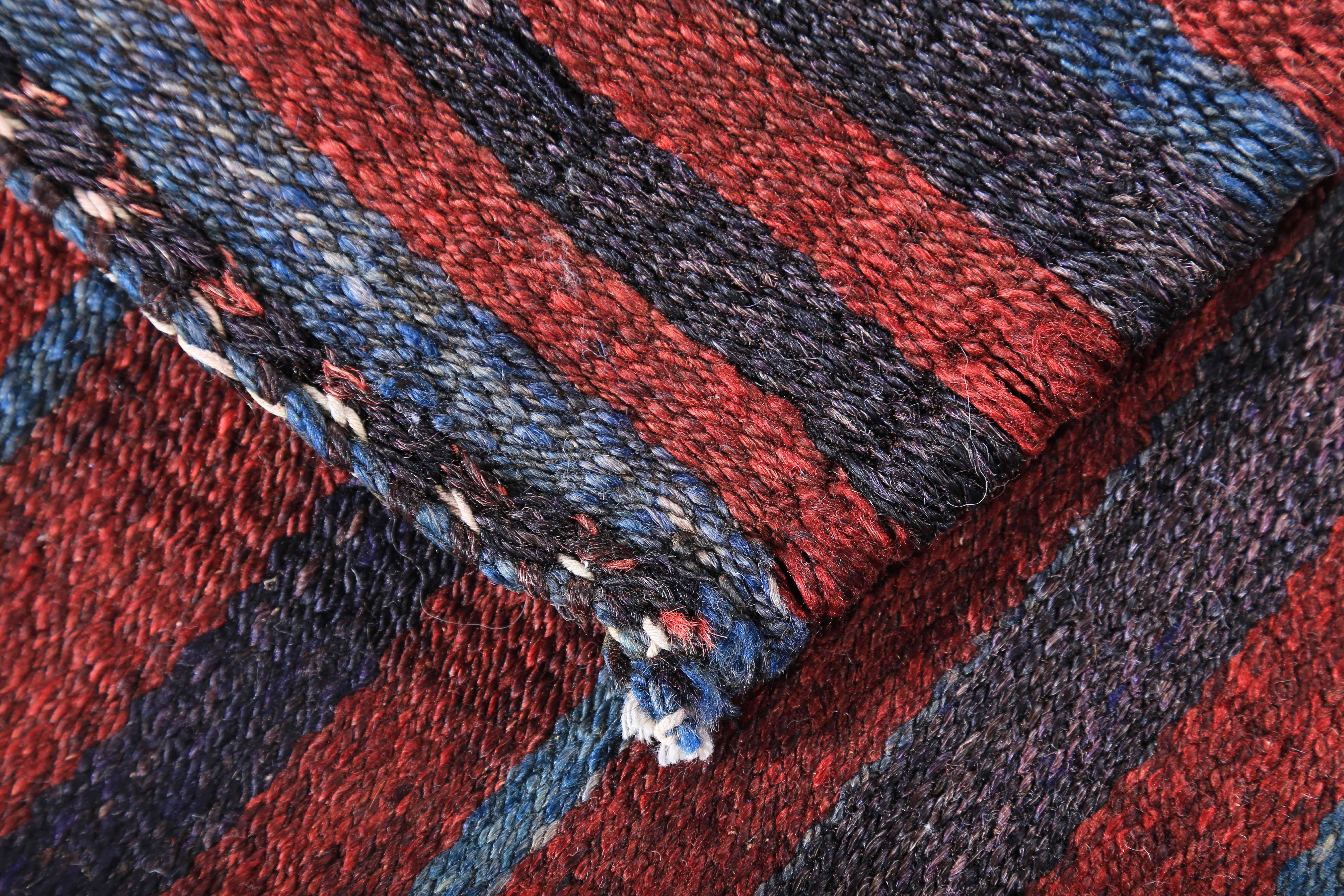 Tissé à la main Tapis de Turquie moderne Kilim à rayures noires, rouges et bleues en vente