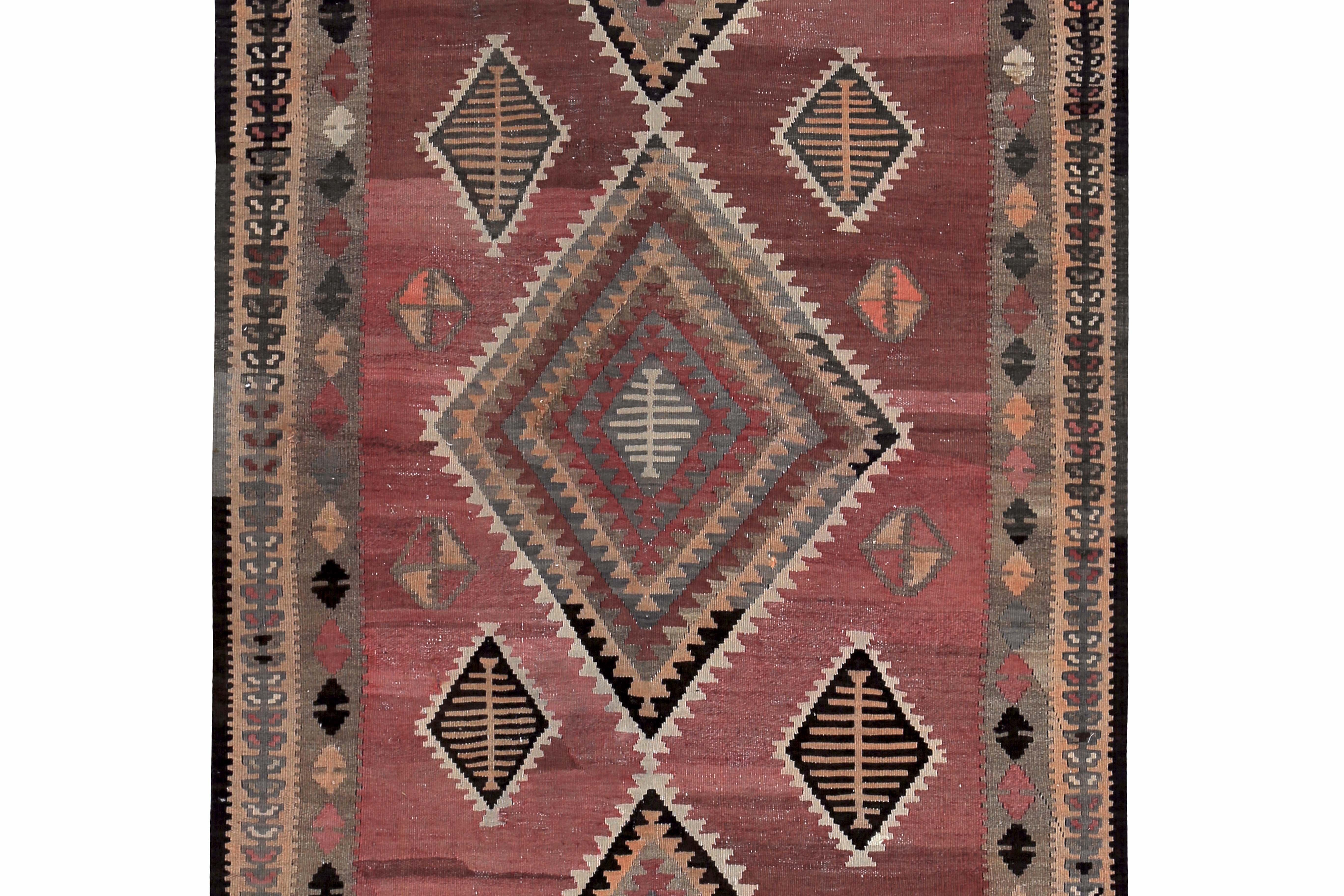Turco Tappeto turco moderno Rug & Kilim con diamanti tribali neri e rossi su campo arancione in vendita