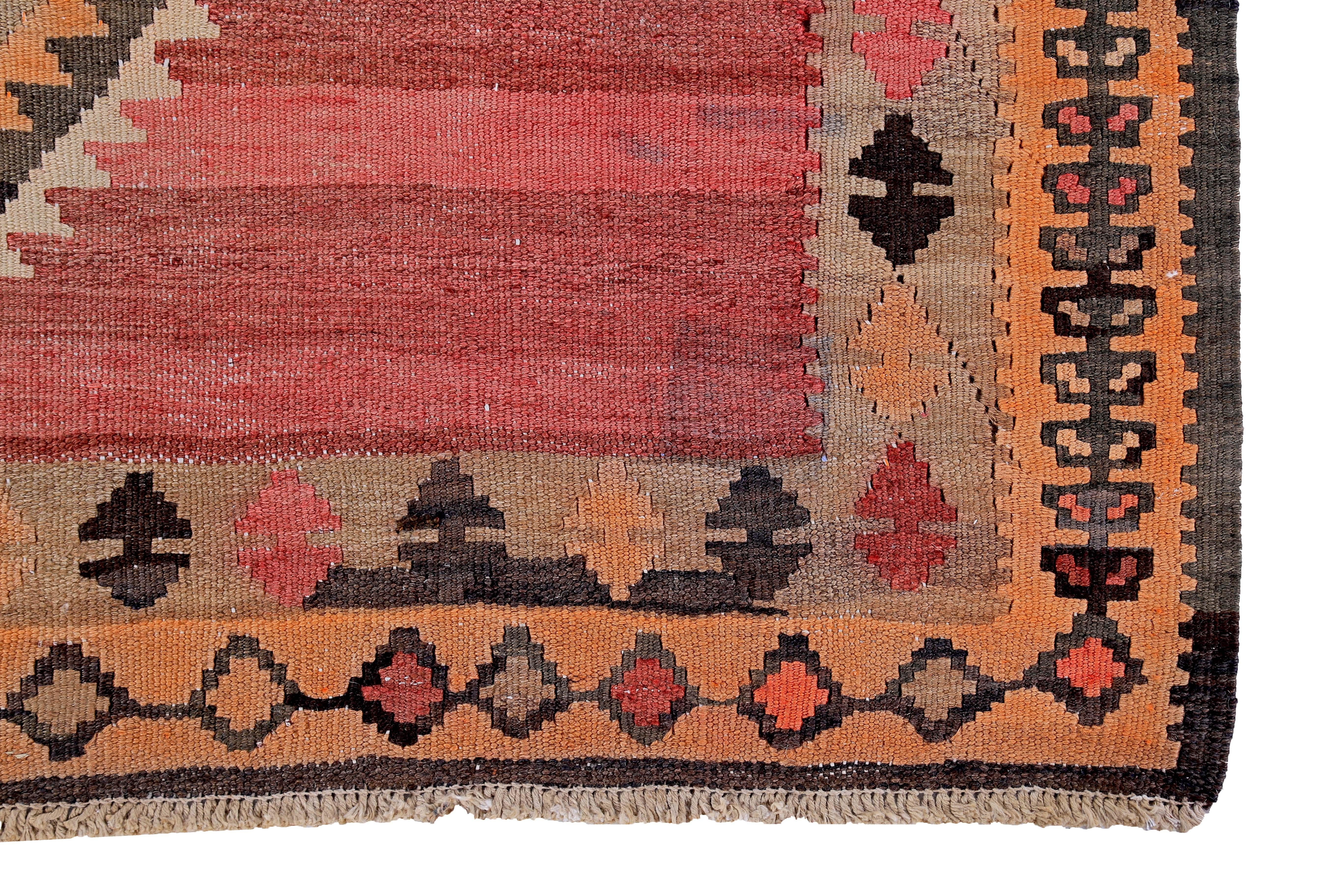 Tessuto a mano Tappeto turco moderno Rug & Kilim con diamanti tribali neri e rossi su campo arancione in vendita