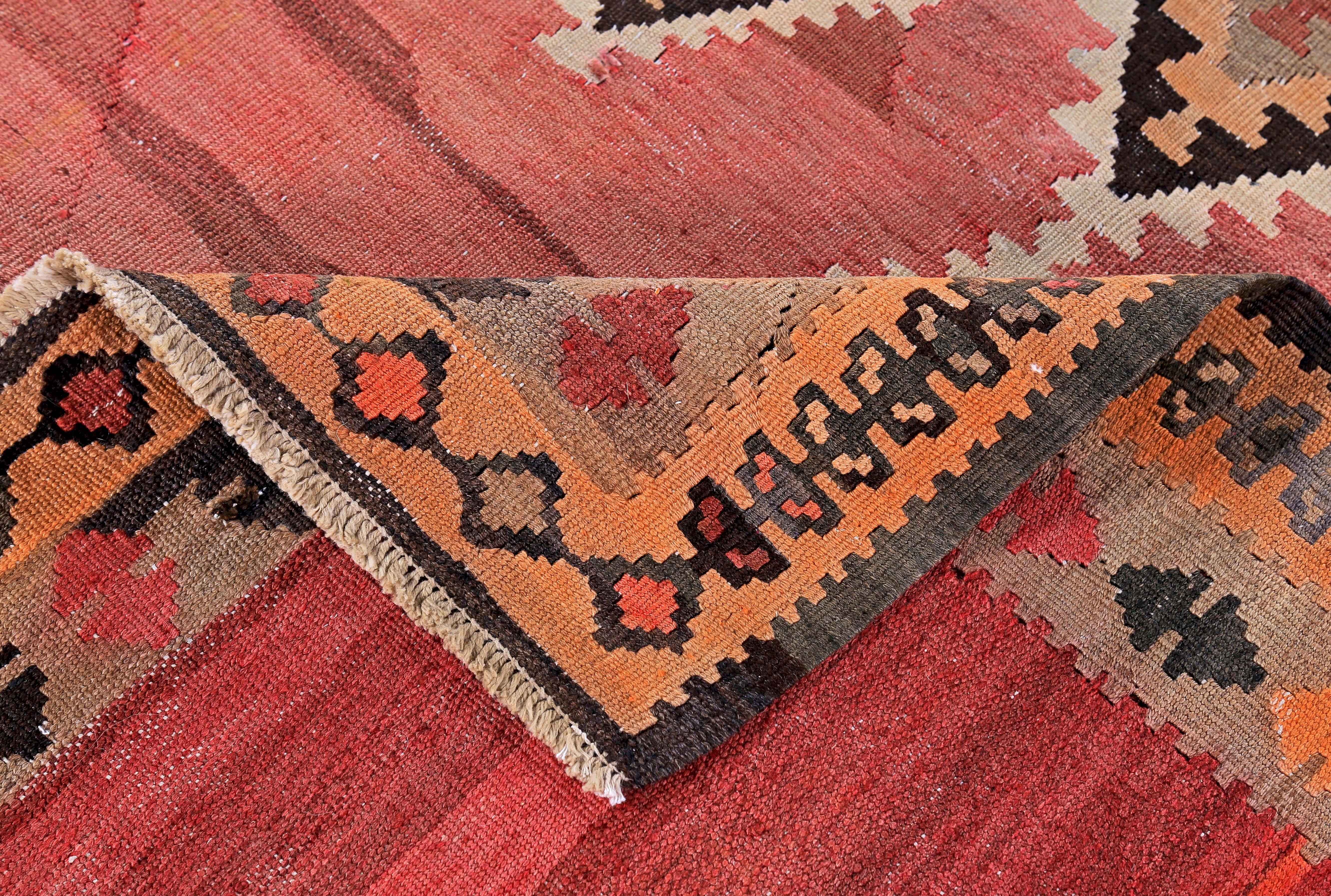 Lana Tappeto turco moderno Rug & Kilim con diamanti tribali neri e rossi su campo arancione in vendita