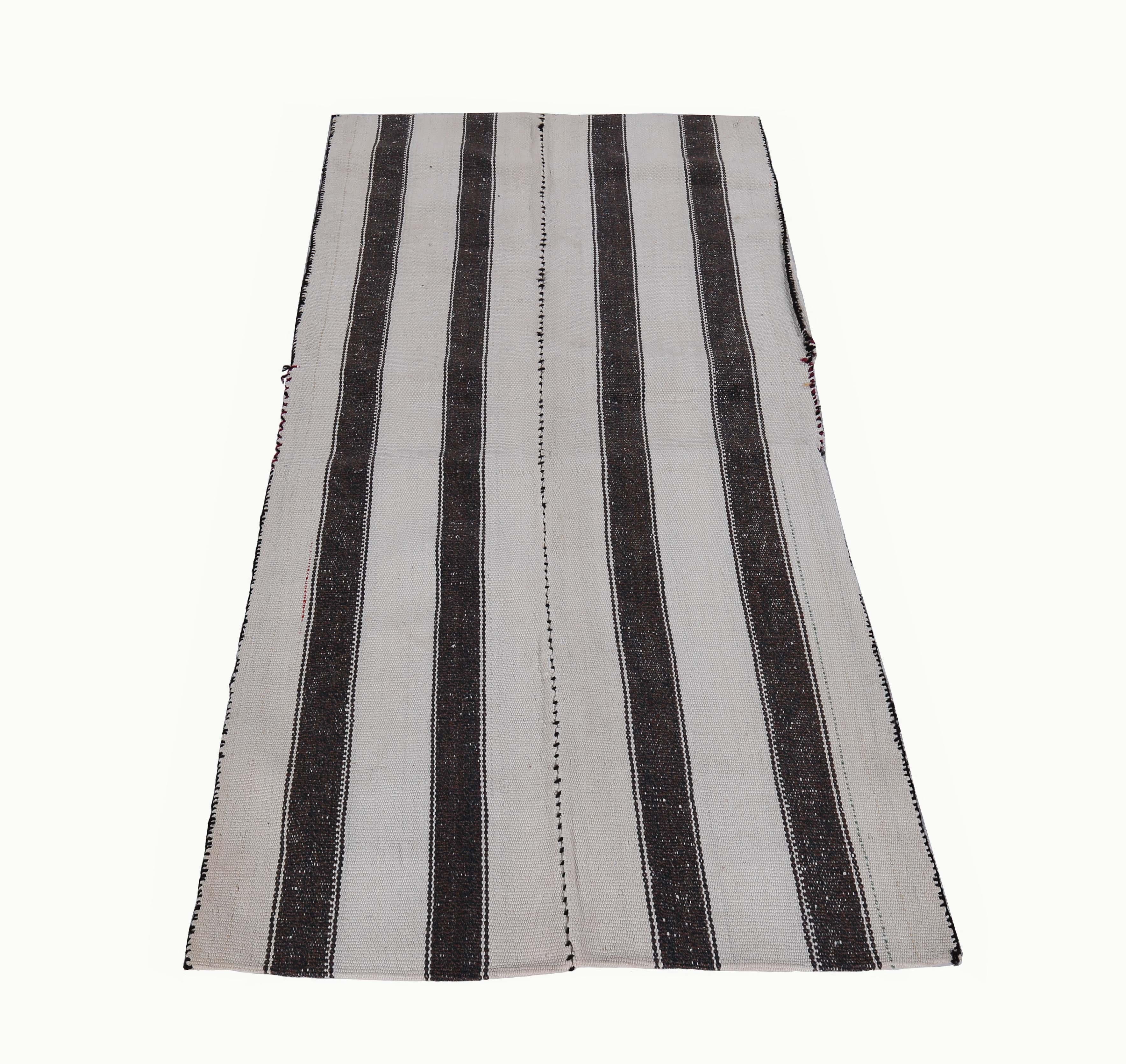 Moderner türkischer Kelim-Teppich mit schwarzen Streifen in einem weißen Feld (Türkisch) im Angebot