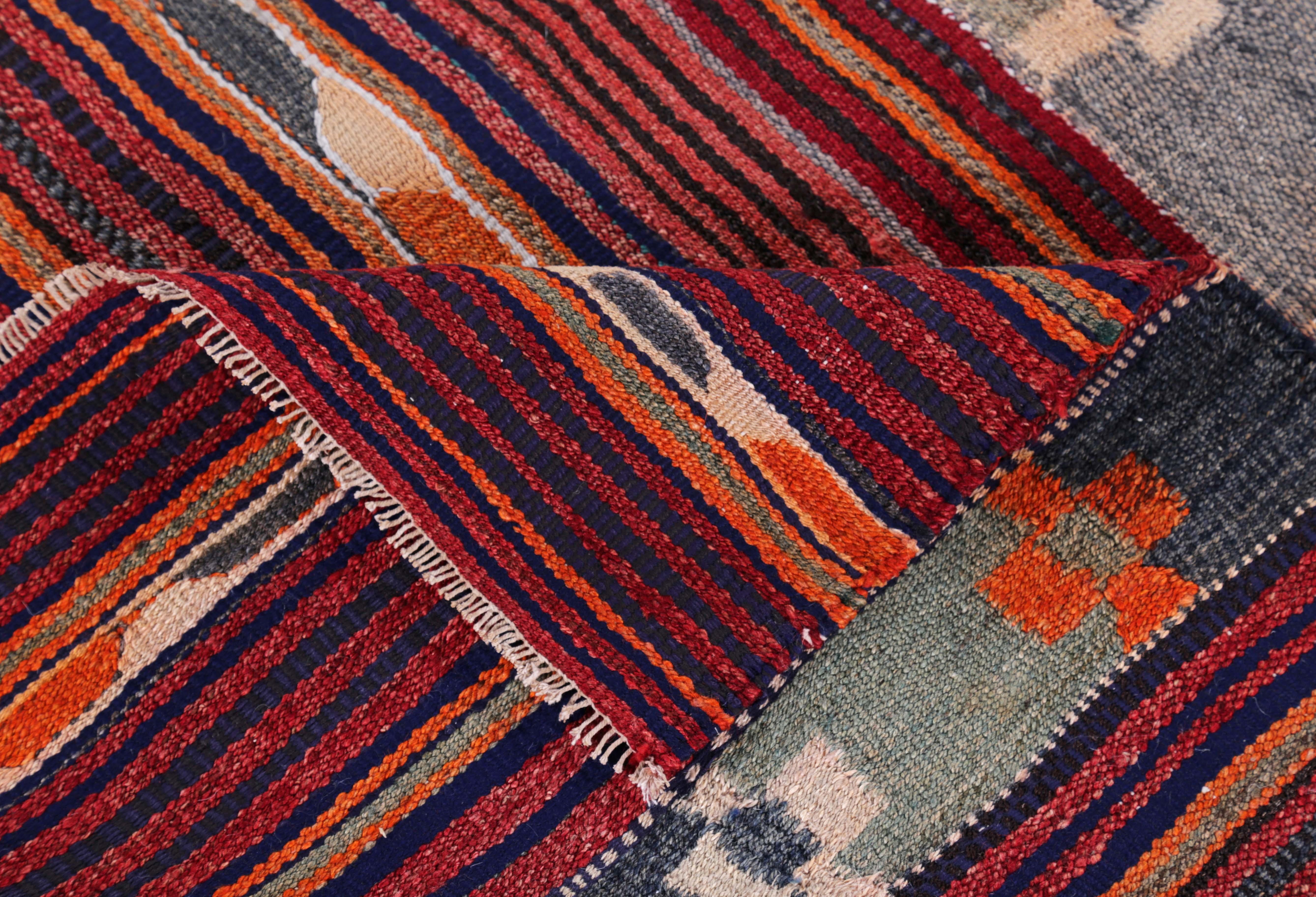 Moderner türkischer Kelim-Teppich mit blauem, grünem und orangefarbenem Stammesmuster in einem roten Feld (Wolle) im Angebot