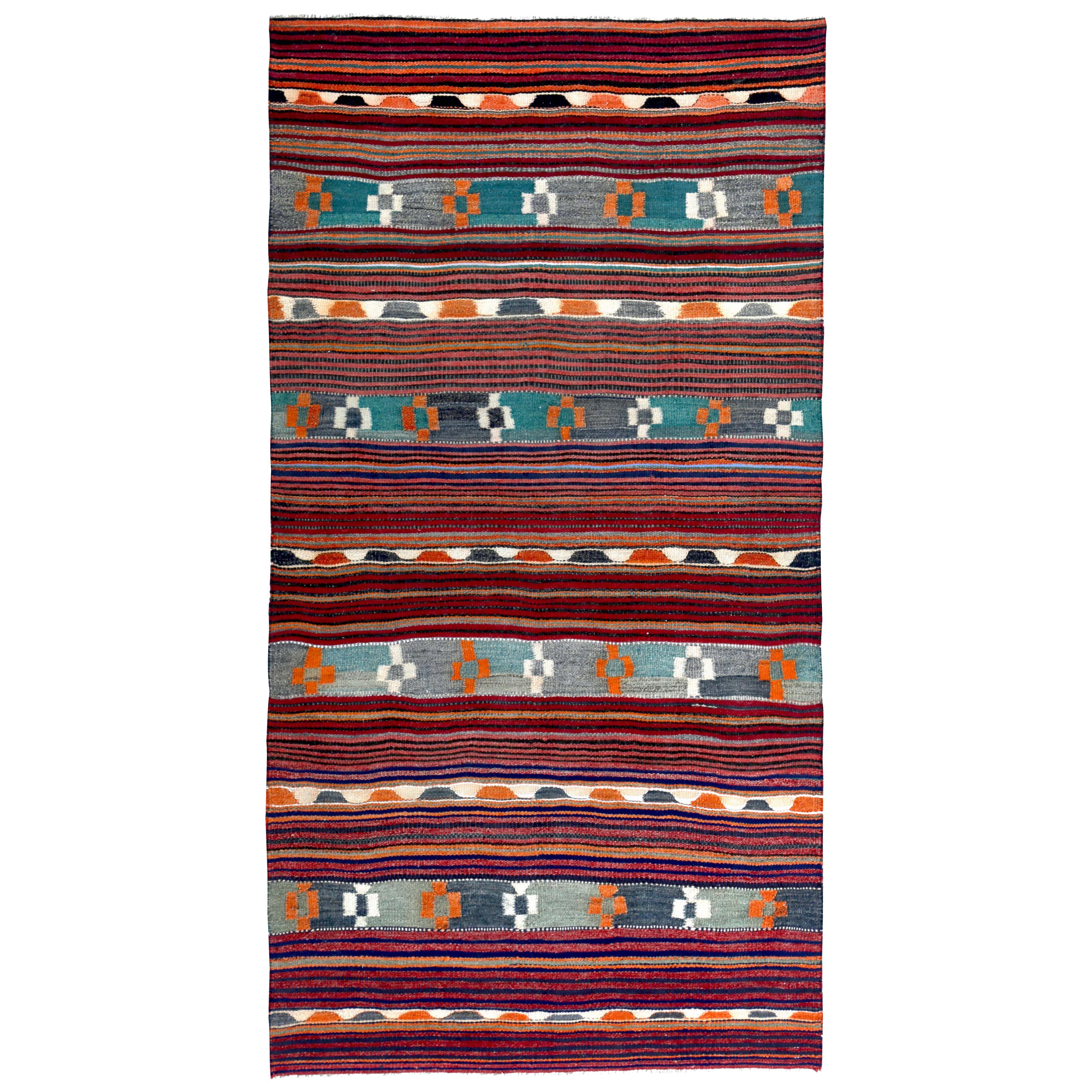 Moderner türkischer Kelim-Teppich mit blauem, grünem und orangefarbenem Stammesmuster in einem roten Feld im Angebot