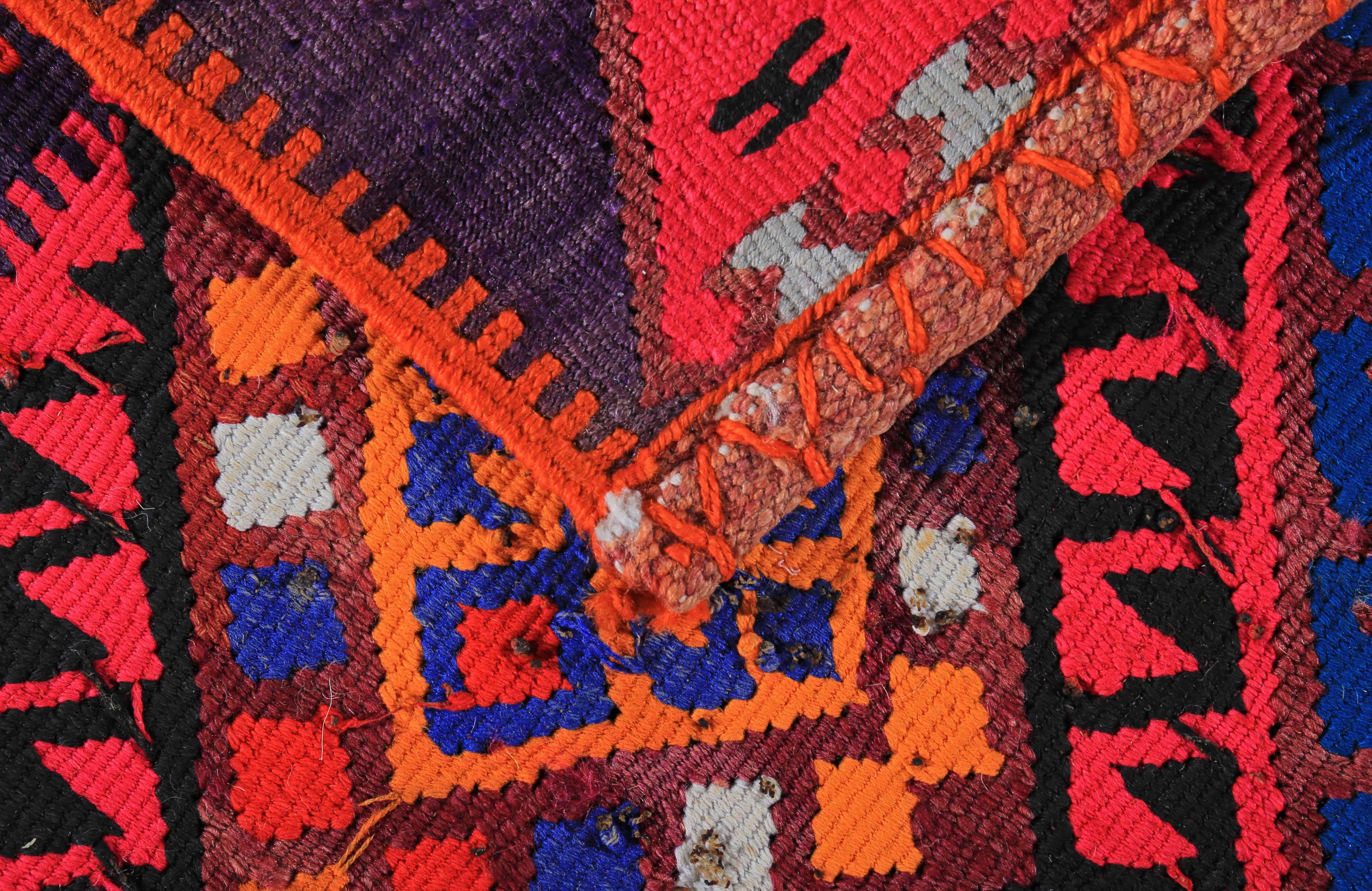 Moderner türkischer Kelim-Teppich mit farbenfrohen Diamantdetails (Wolle) im Angebot