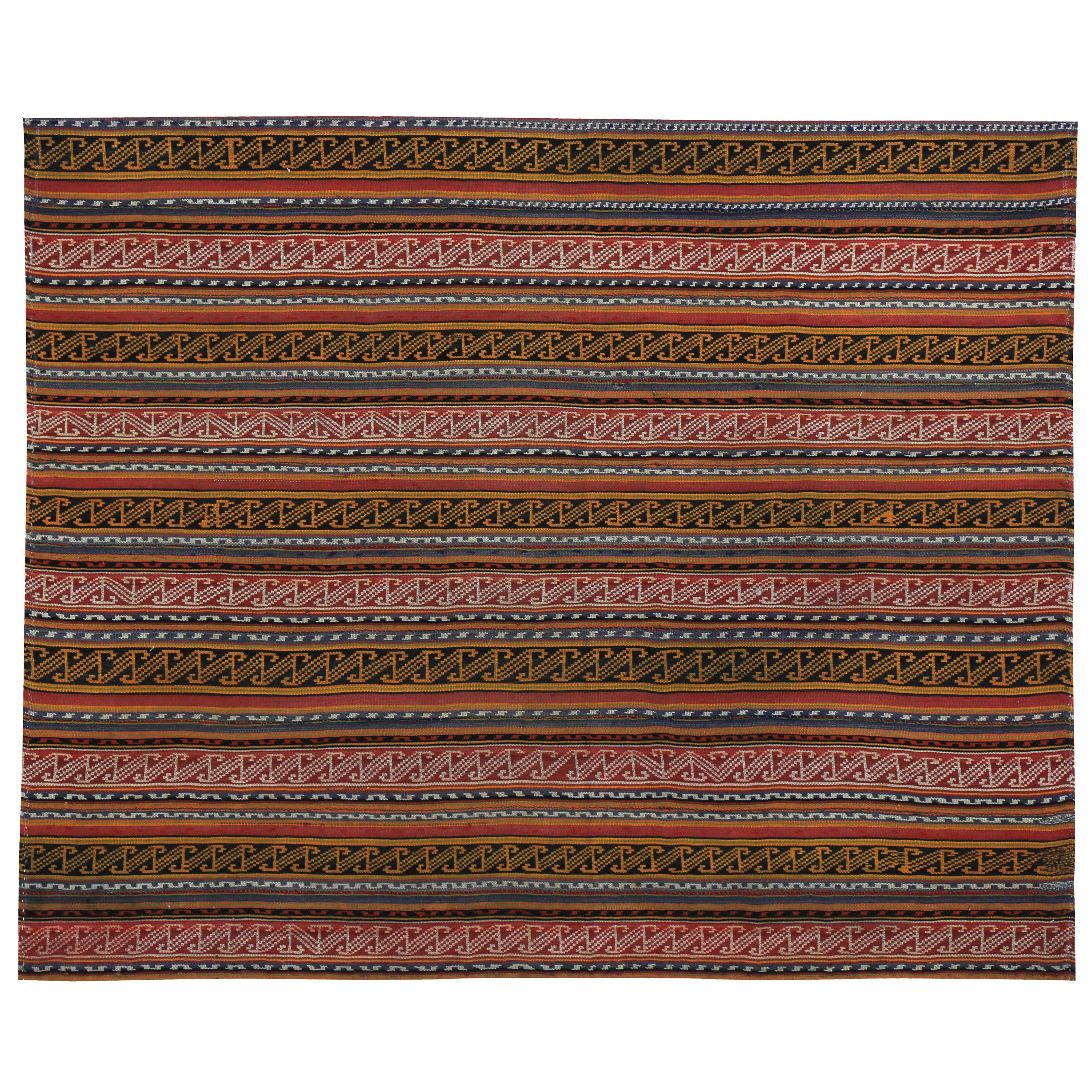 Moderner türkischer Kelim-Teppich mit braunen, blauen und weißen Stammesstreifen