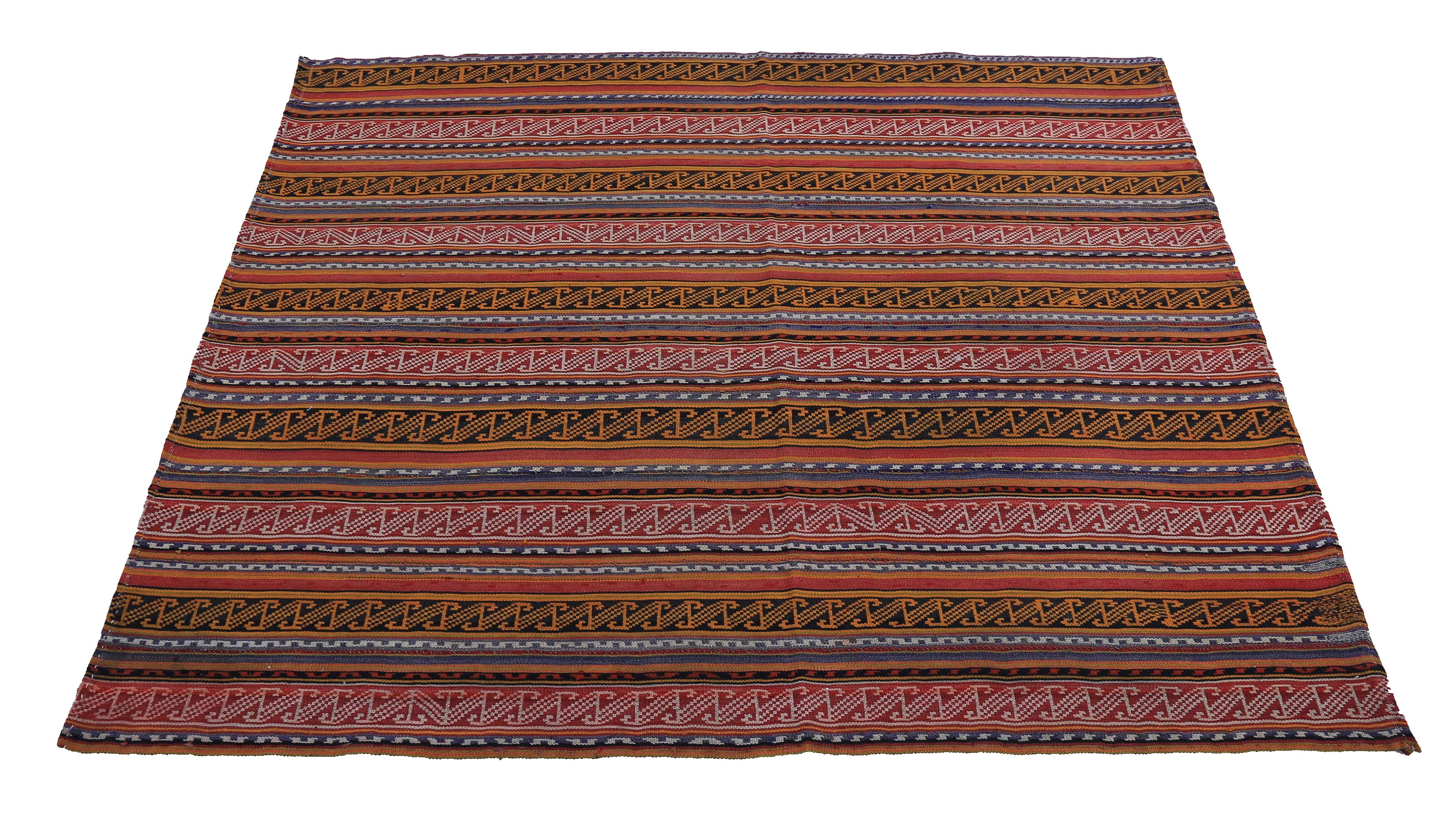 Tapis turc moderne tissé à la main à partir de la meilleure laine de mouton et coloré avec des teintures végétales entièrement naturelles, sans danger pour les humains et les animaux domestiques. Il s'agit d'un motif Kilim traditionnel à tissage
