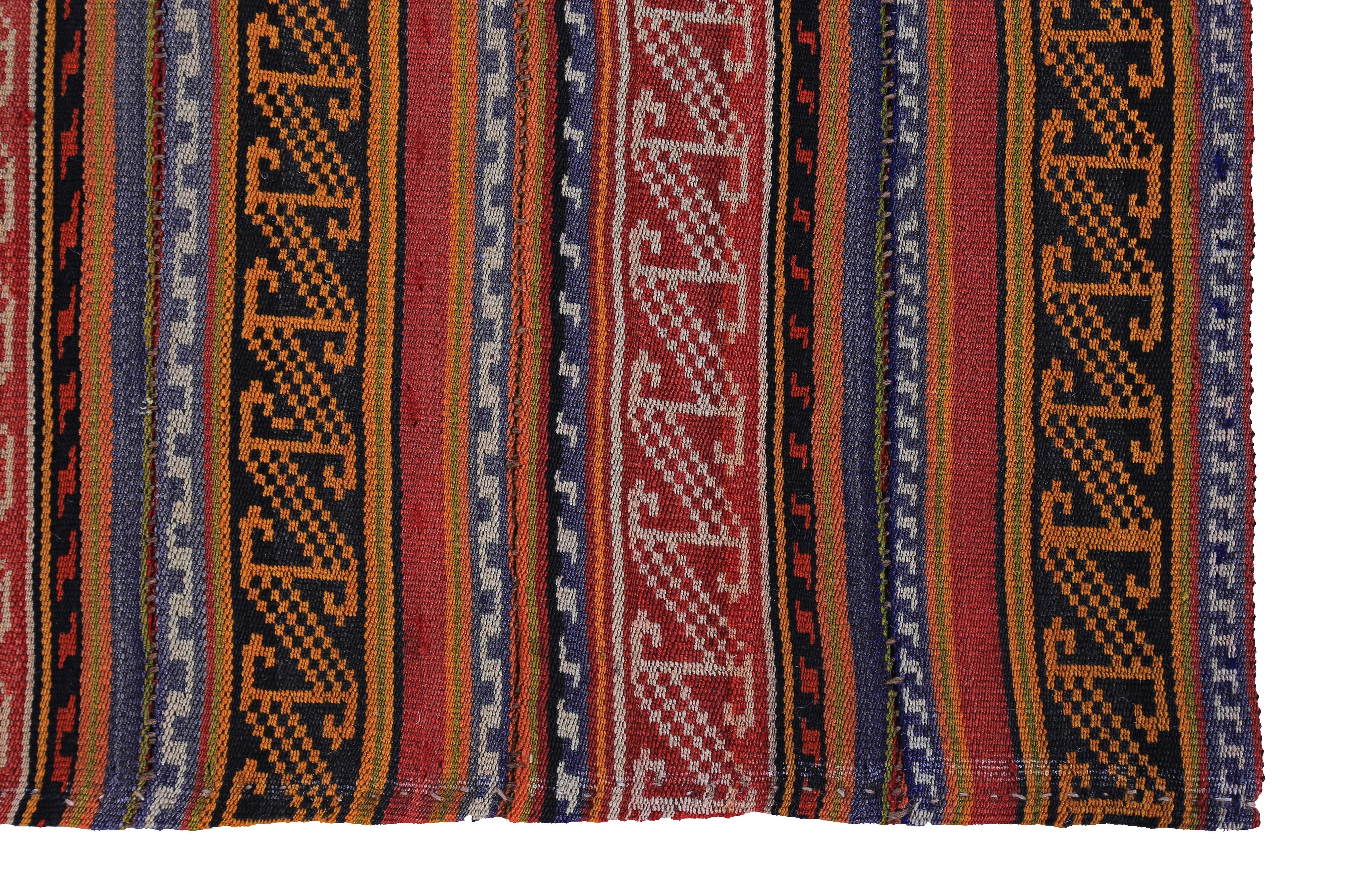 Turc Tapis turc moderne Kilim à rayures tribales marron, bleues et blanches en vente