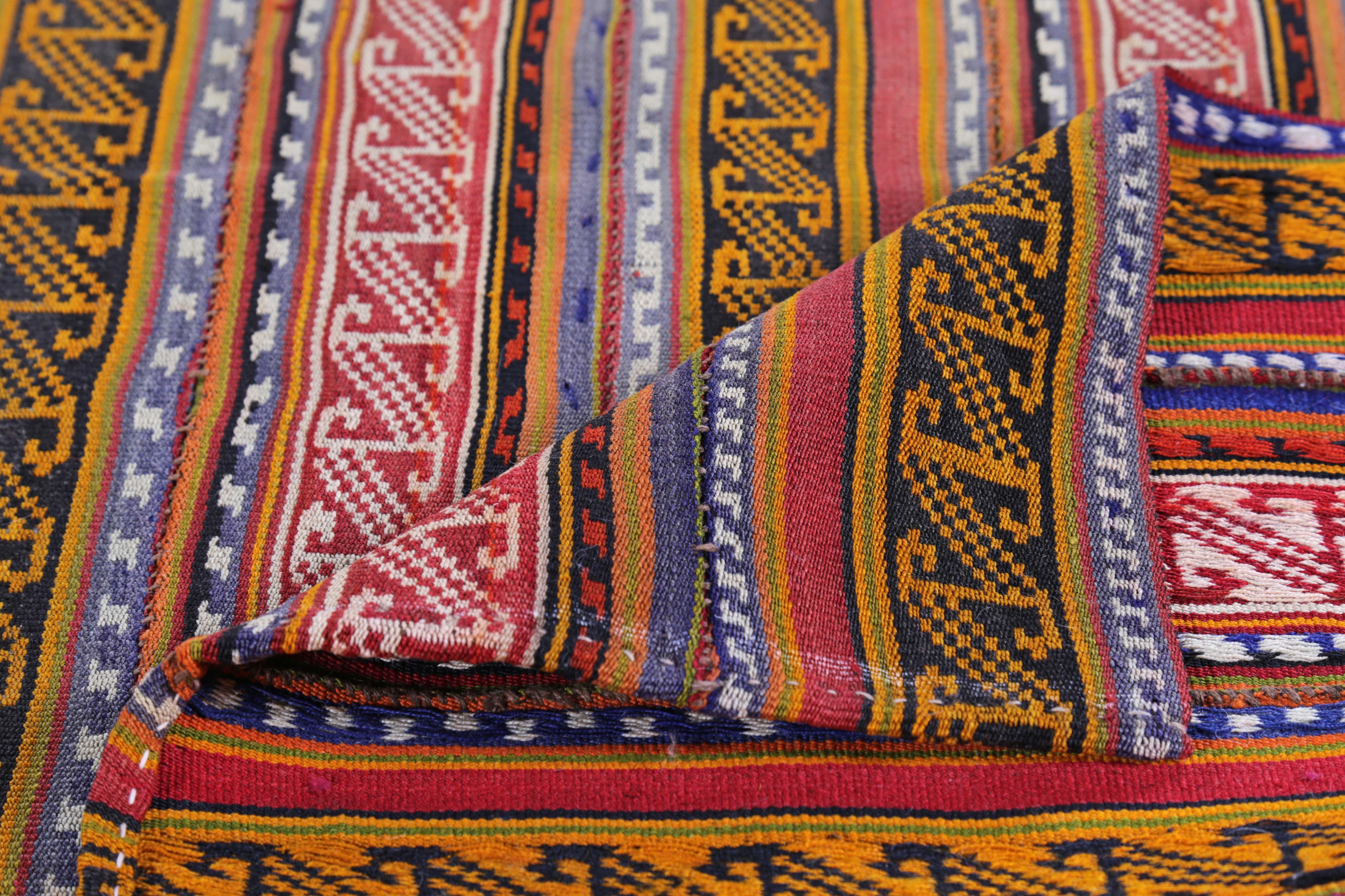 Tissé à la main Tapis turc moderne Kilim à rayures tribales marron, bleues et blanches en vente