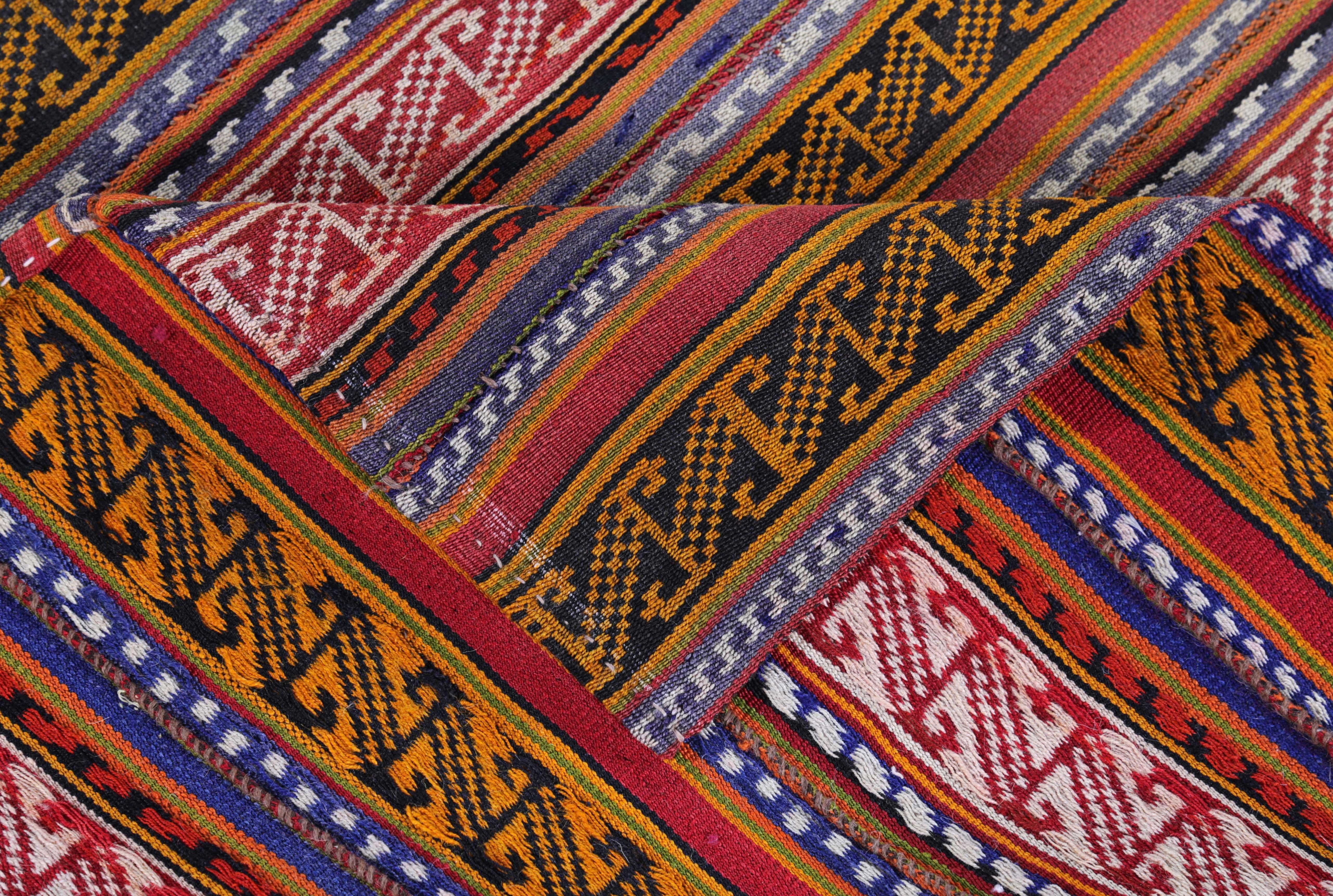 XXIe siècle et contemporain Tapis turc moderne Kilim à rayures tribales marron, bleues et blanches en vente