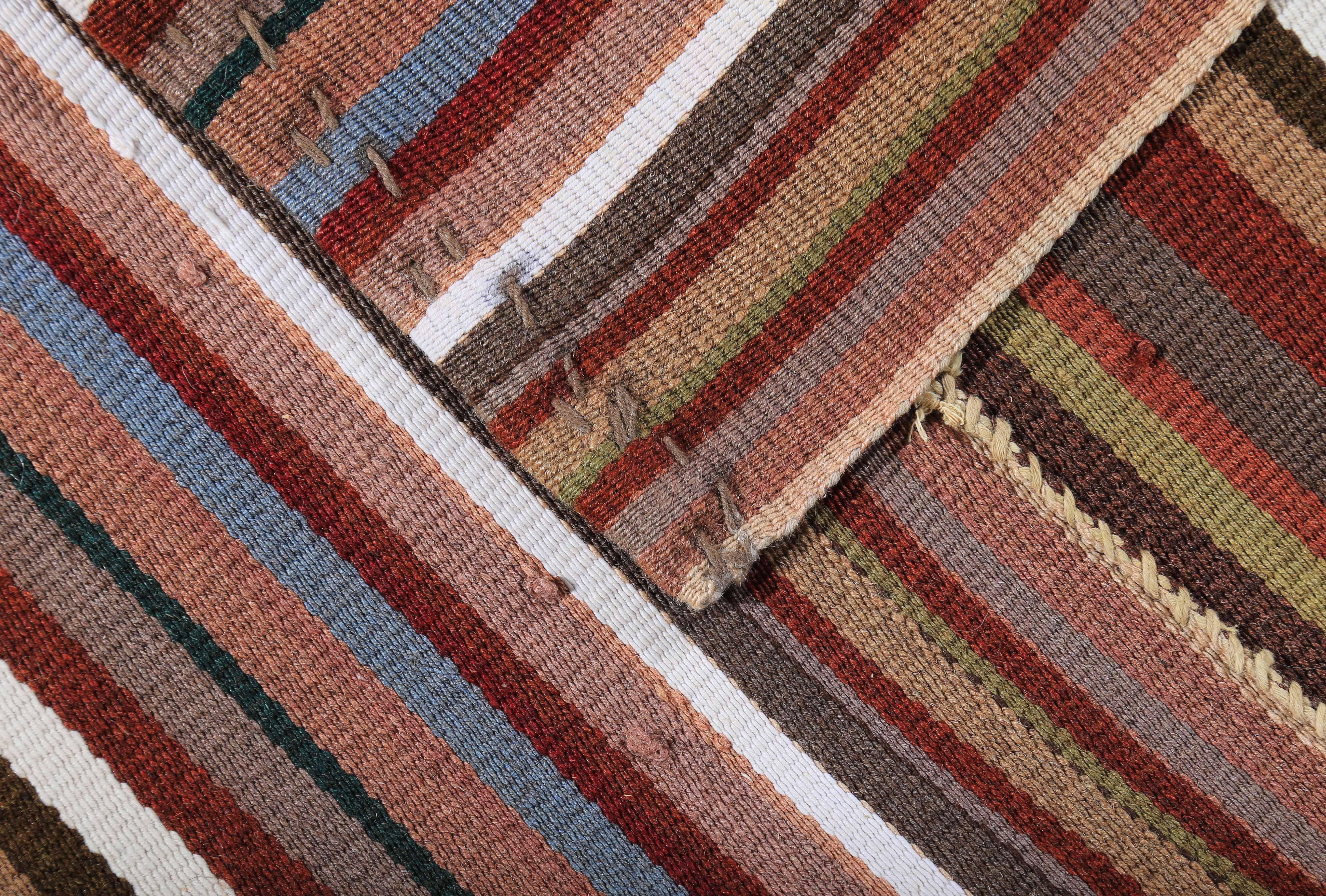Moderner türkischer Kelim-Teppich mit braunen, grauen und weißen Streifen (Handgewebt) im Angebot