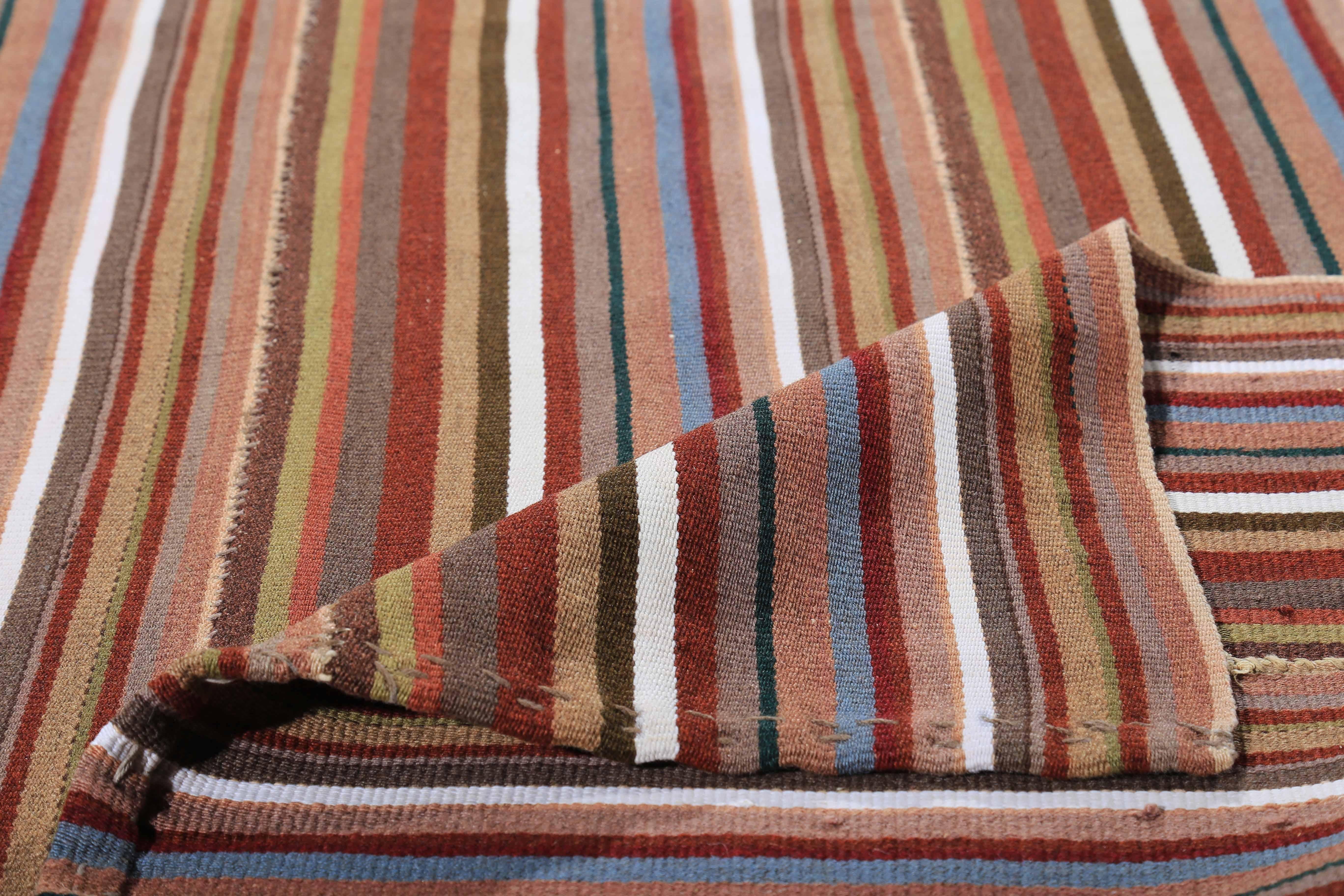 Moderner türkischer Kelim-Teppich mit braunen, grauen und weißen Streifen im Zustand „Neu“ im Angebot in Dallas, TX