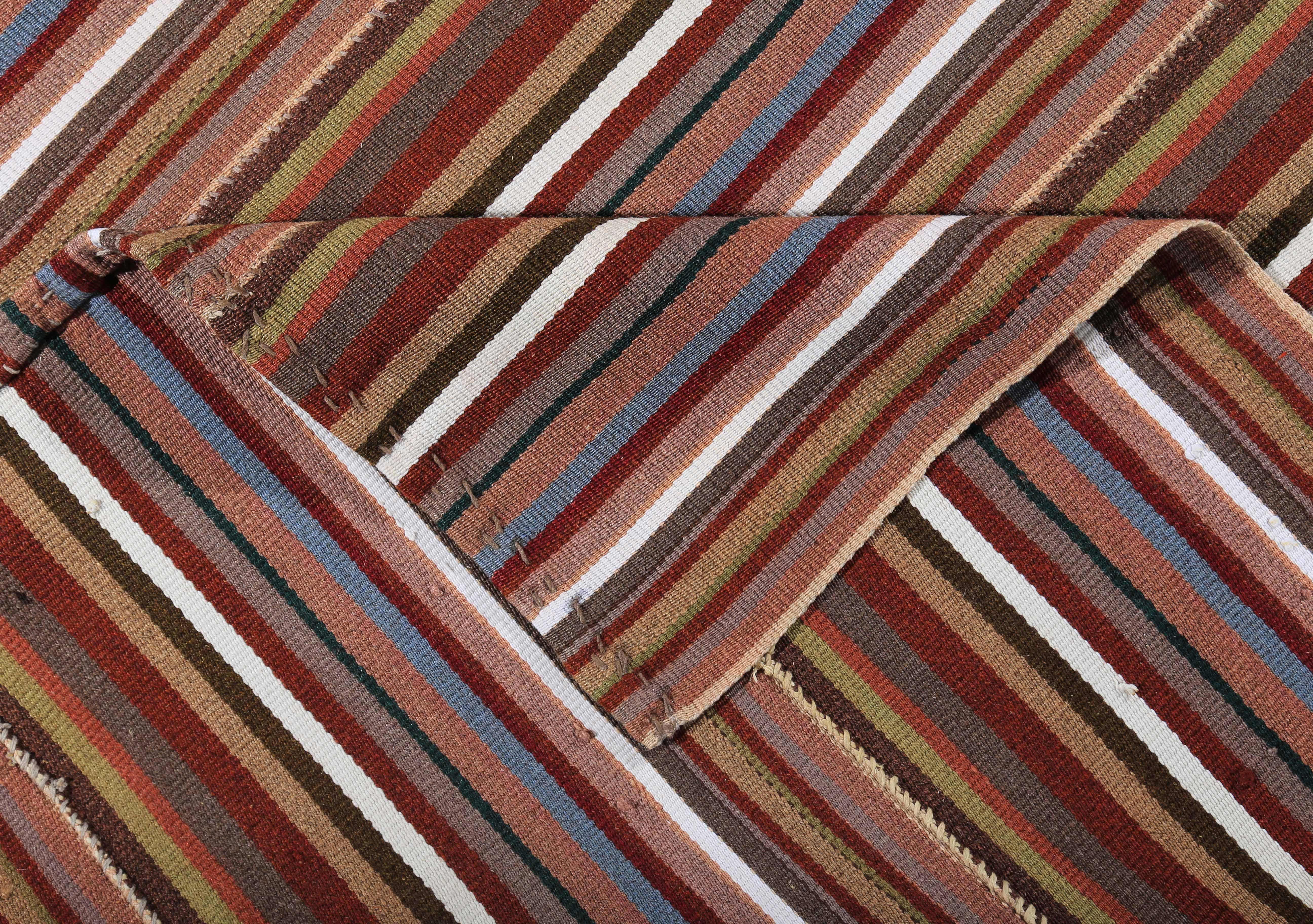 Moderner türkischer Kelim-Teppich mit braunen, grauen und weißen Streifen (21. Jahrhundert und zeitgenössisch) im Angebot