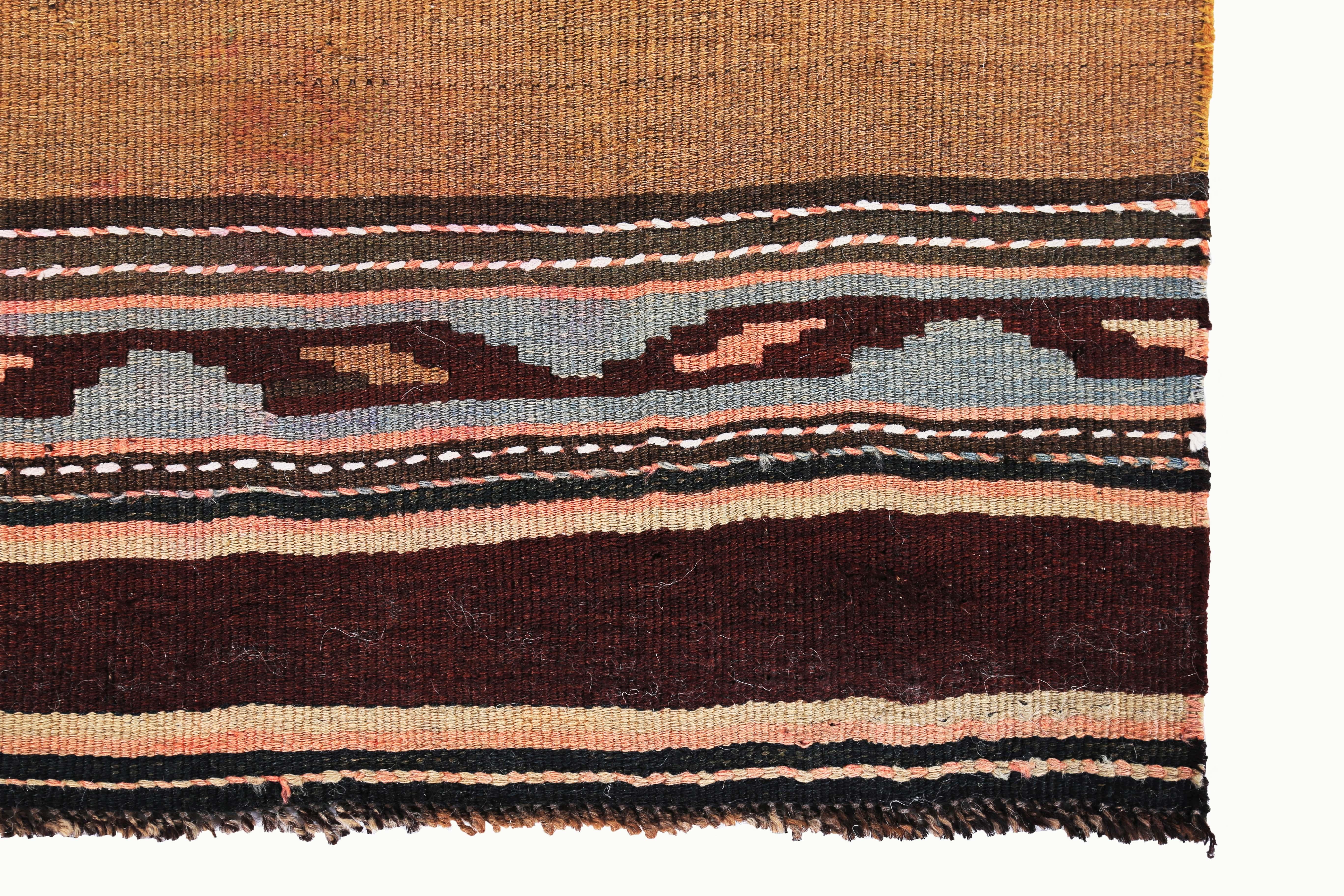 Moderner türkischer Kelim-Teppich mit braunen, orangefarbenen und beigefarbenen Stammesstreifen (Türkisch) im Angebot