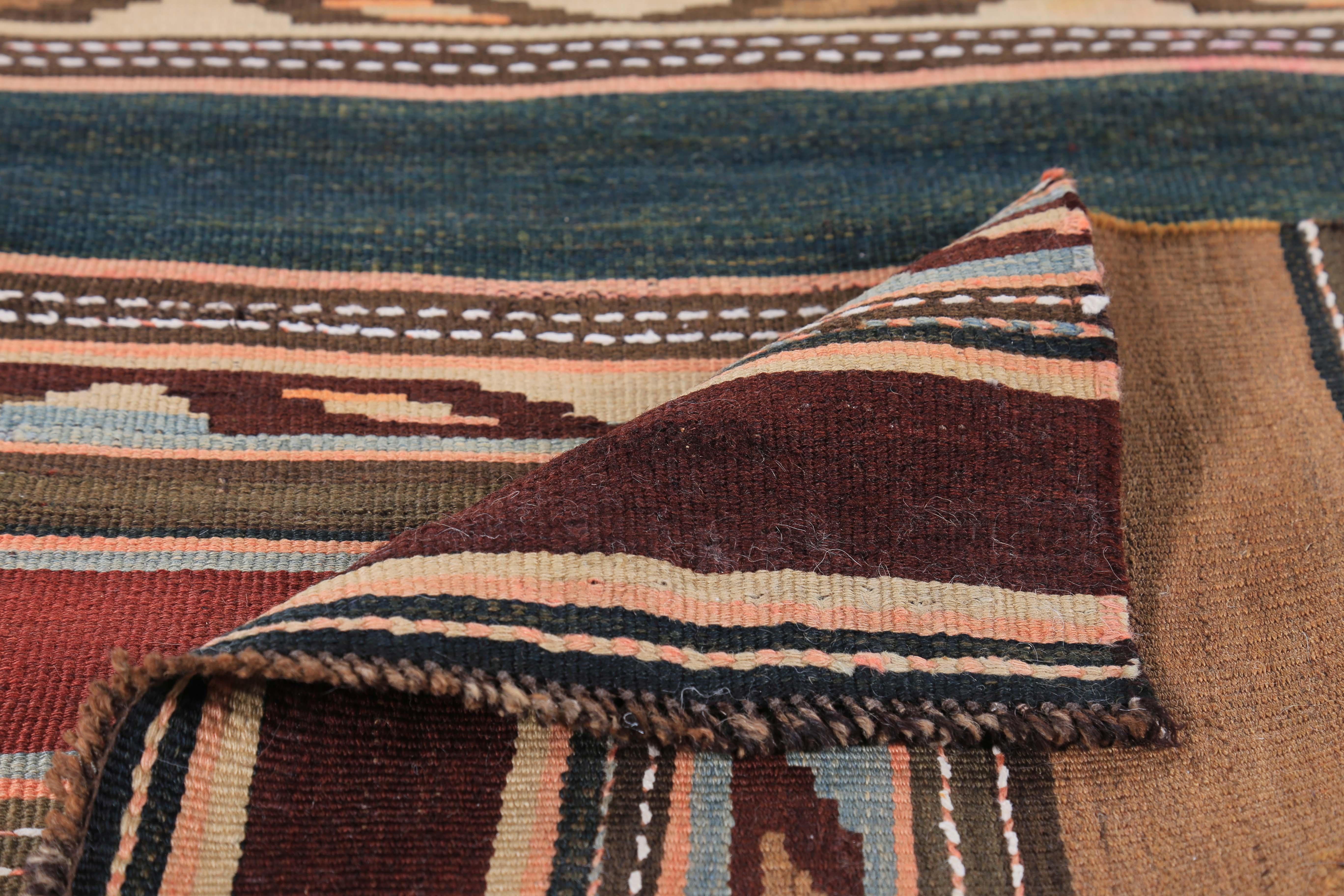 Moderner türkischer Kelim-Teppich mit braunen, orangefarbenen und beigefarbenen Stammesstreifen (Handgewebt) im Angebot