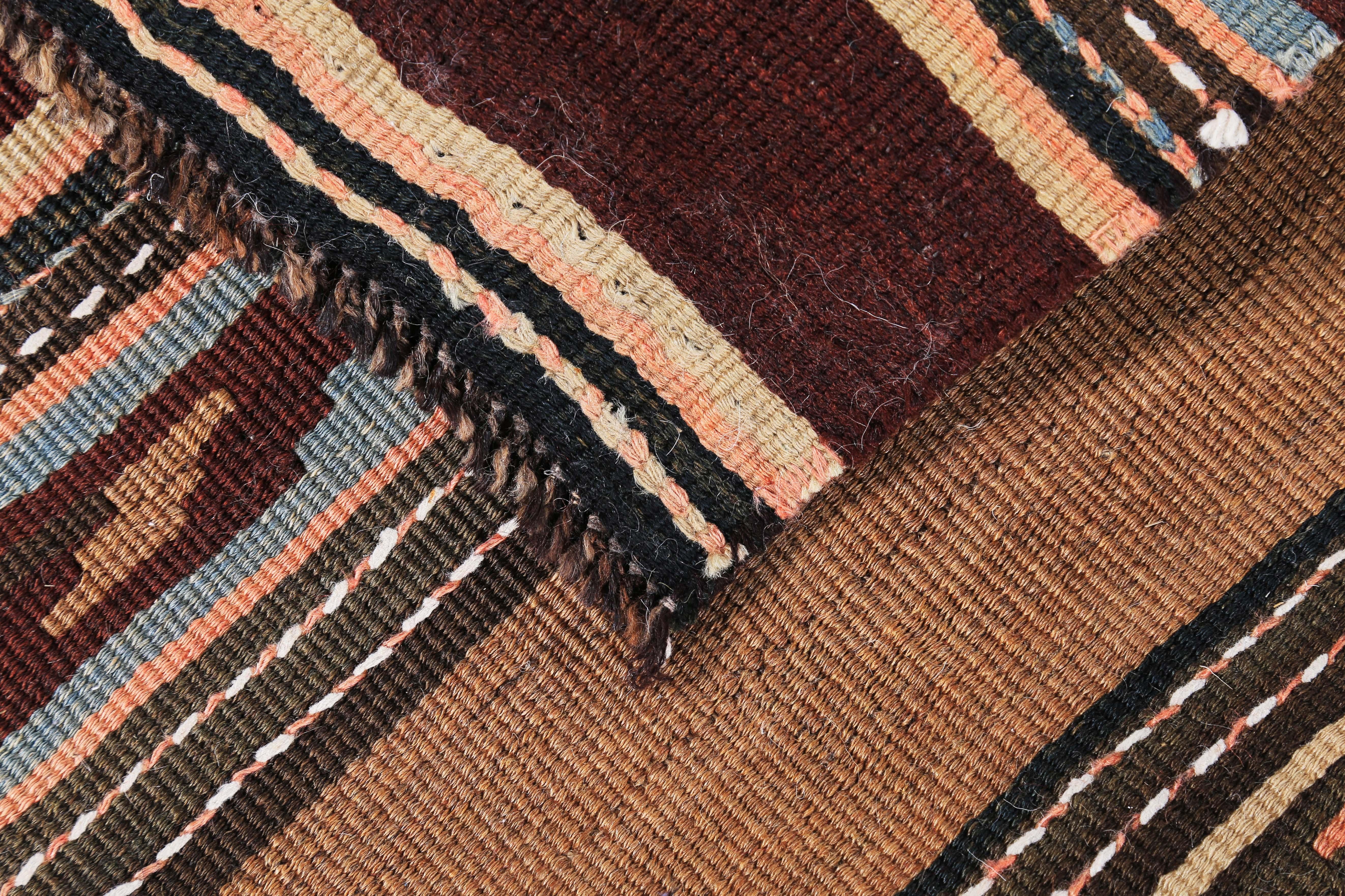 Moderner türkischer Kelim-Teppich mit braunen, orangefarbenen und beigefarbenen Stammesstreifen im Zustand „Neu“ im Angebot in Dallas, TX