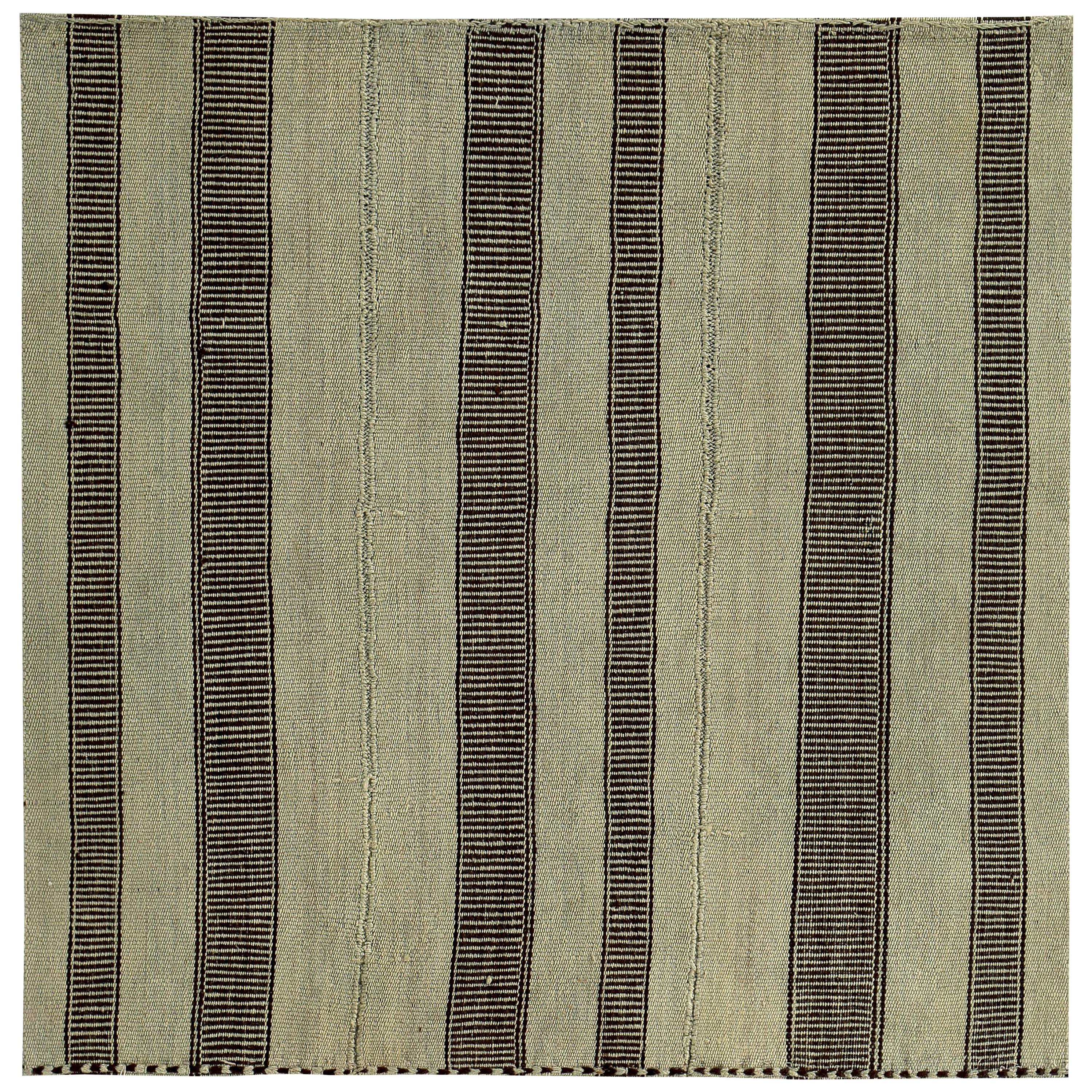 Alfombra turca moderna Kilim con rayas marrones sobre fondo beige