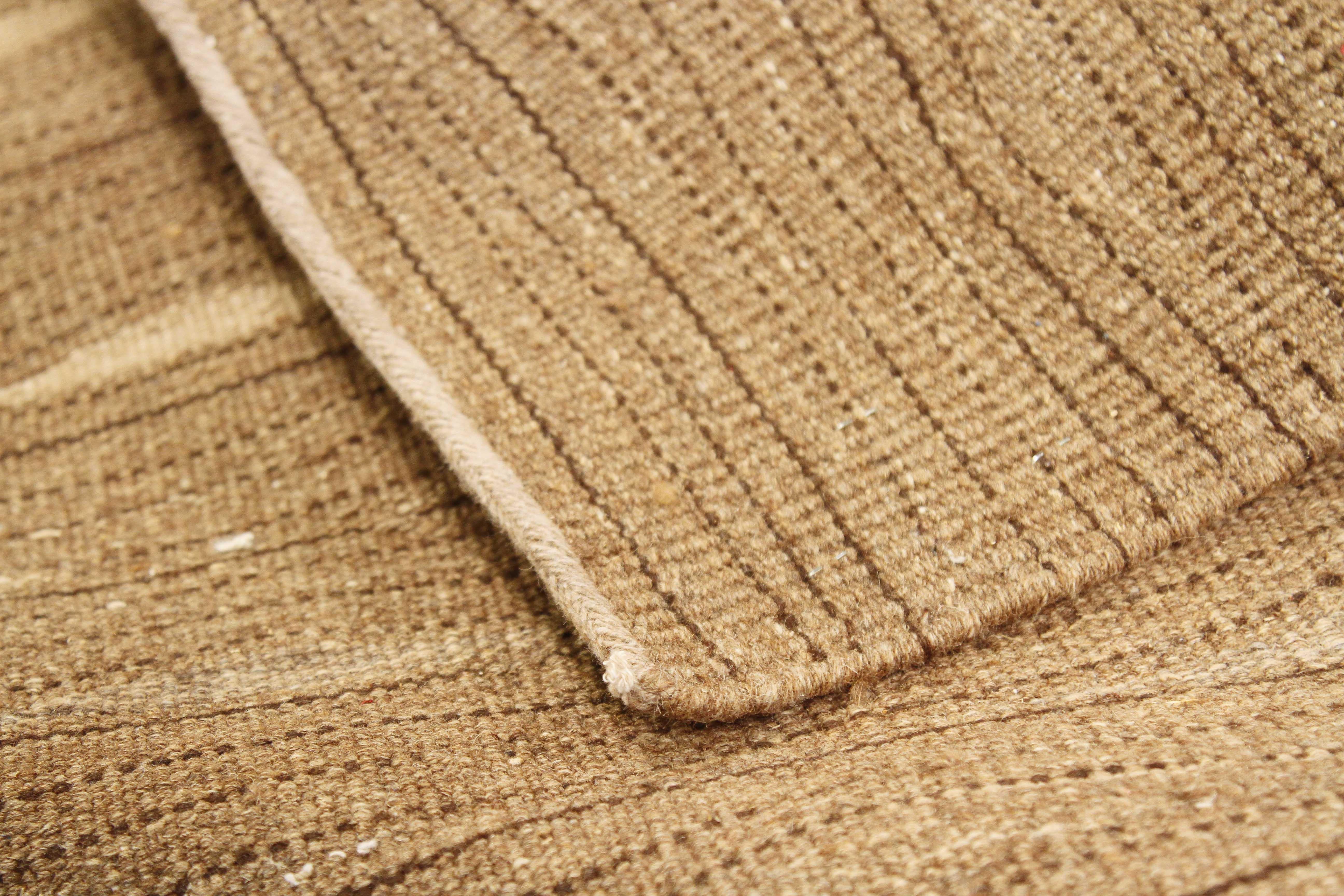 Modern Turkish Kilim Rug with Brown ‘Wood Stain’ Details on Ivory Field In New Condition For Sale In Dallas, TX