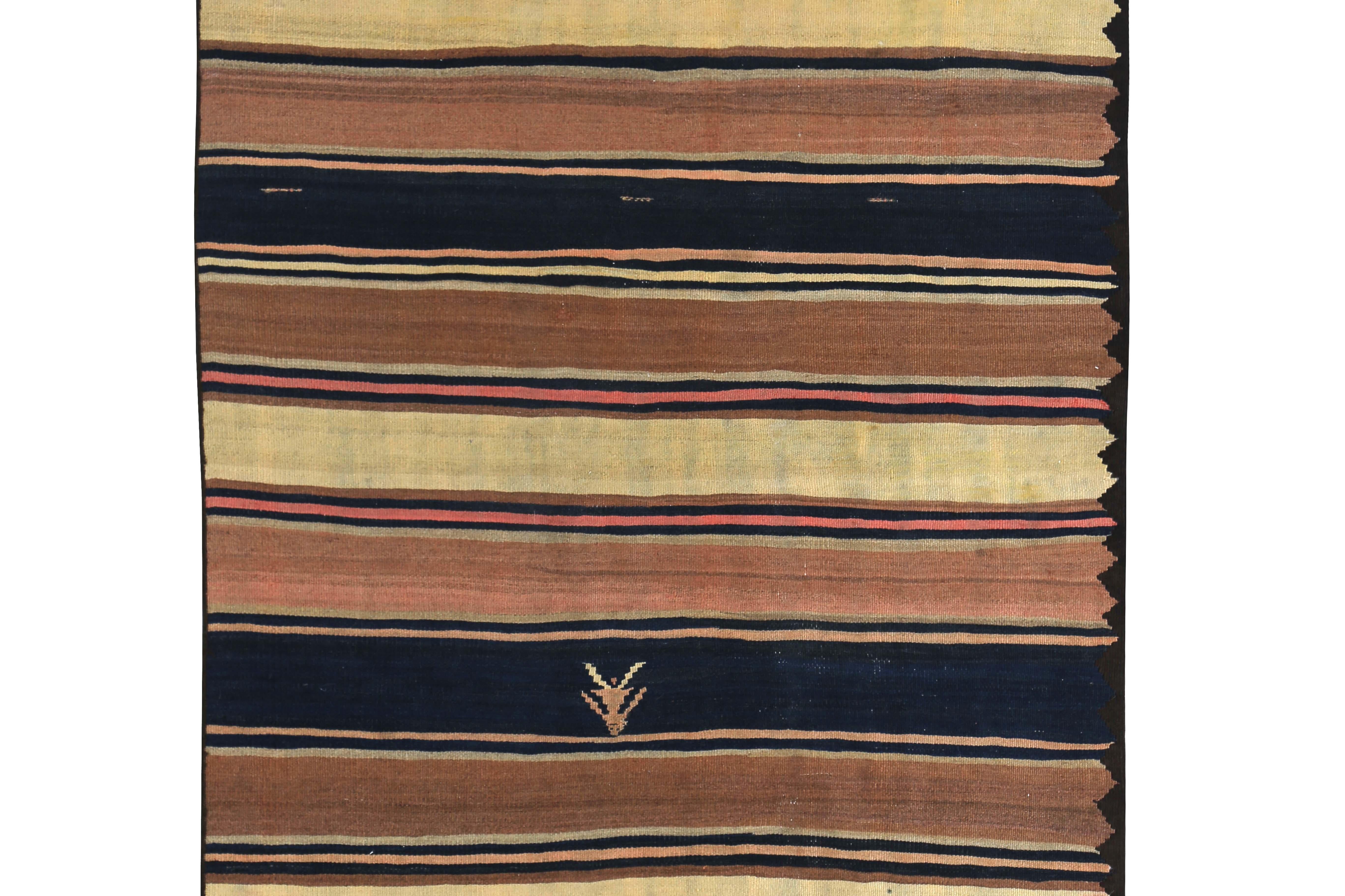 Turco Tappeto turco moderno Rug & Kilim a strisce marroni, gialle e marine in vendita