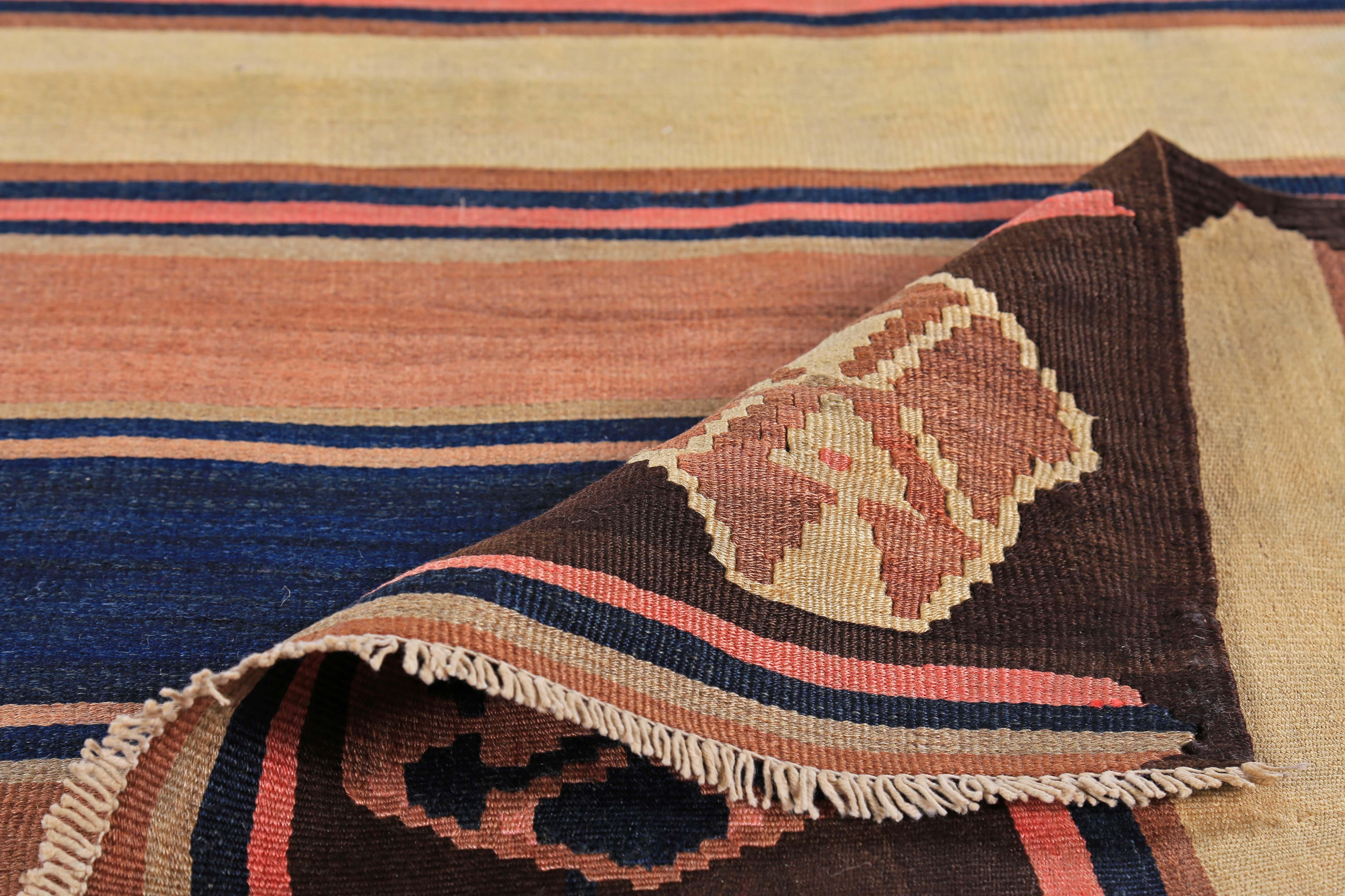 Tappeto turco moderno Rug & Kilim a strisce marroni, gialle e marine In condizioni ottime in vendita a Dallas, TX