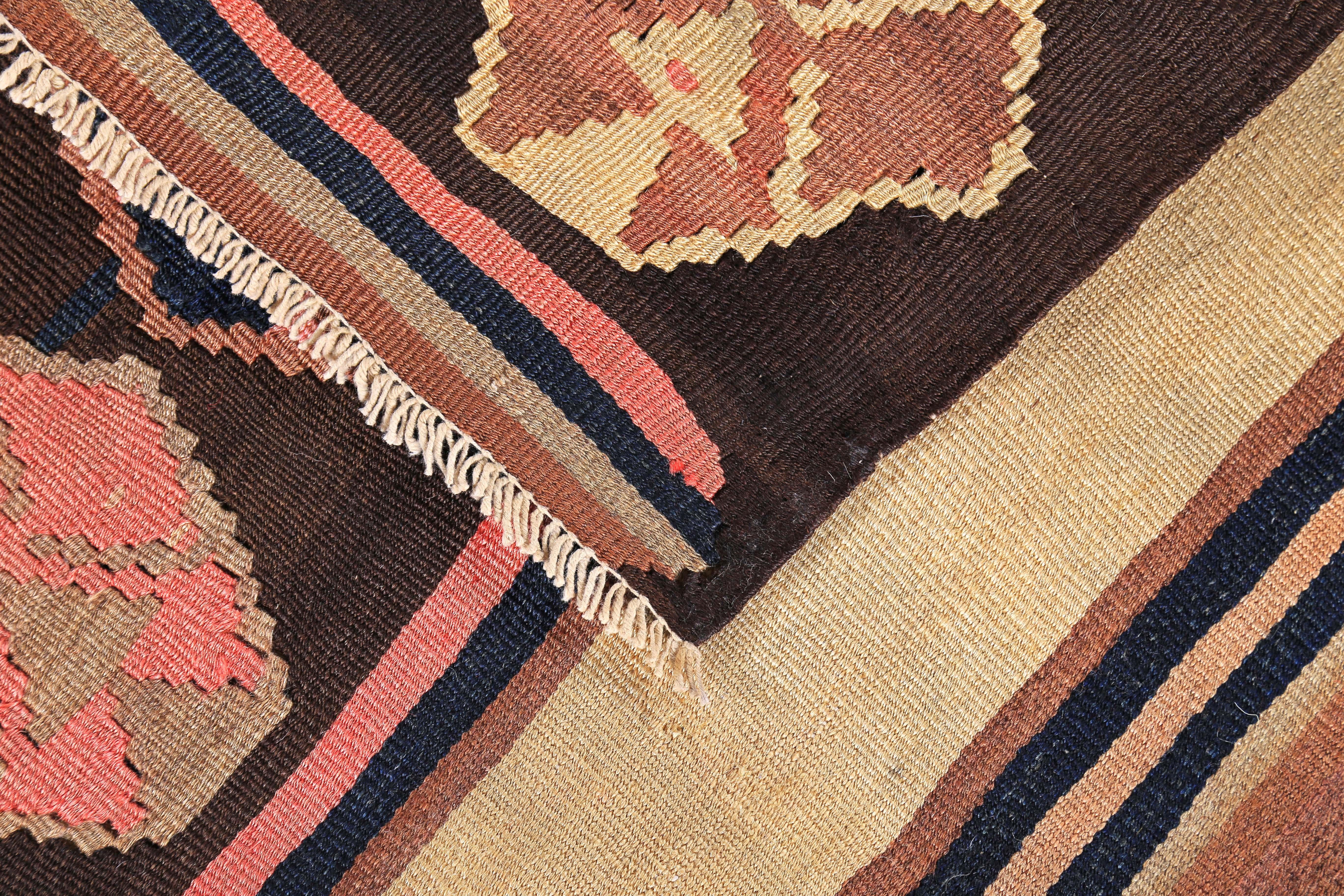 XX secolo Tappeto turco moderno Rug & Kilim a strisce marroni, gialle e marine in vendita