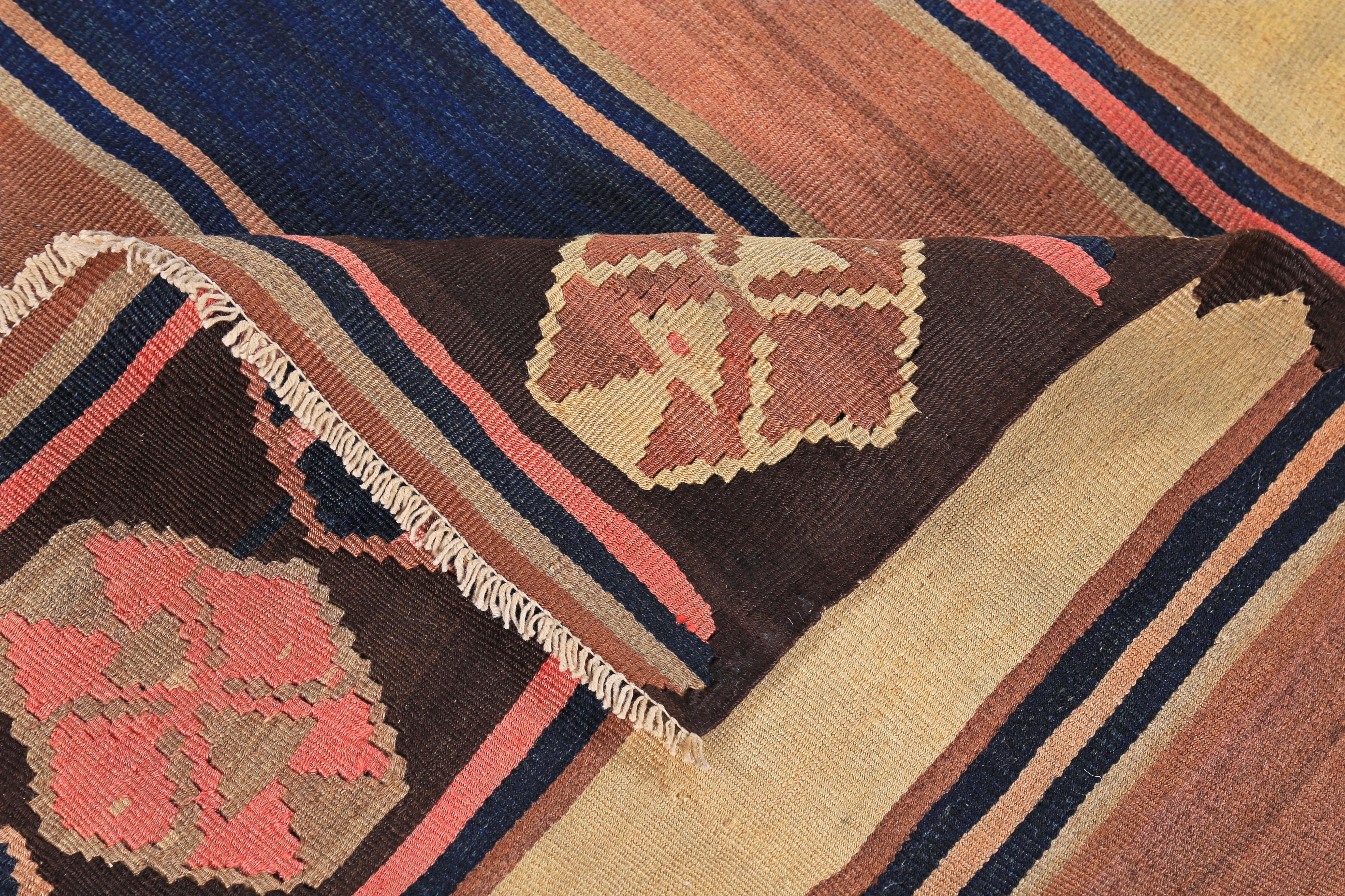 Lana Tappeto turco moderno Rug & Kilim a strisce marroni, gialle e marine in vendita