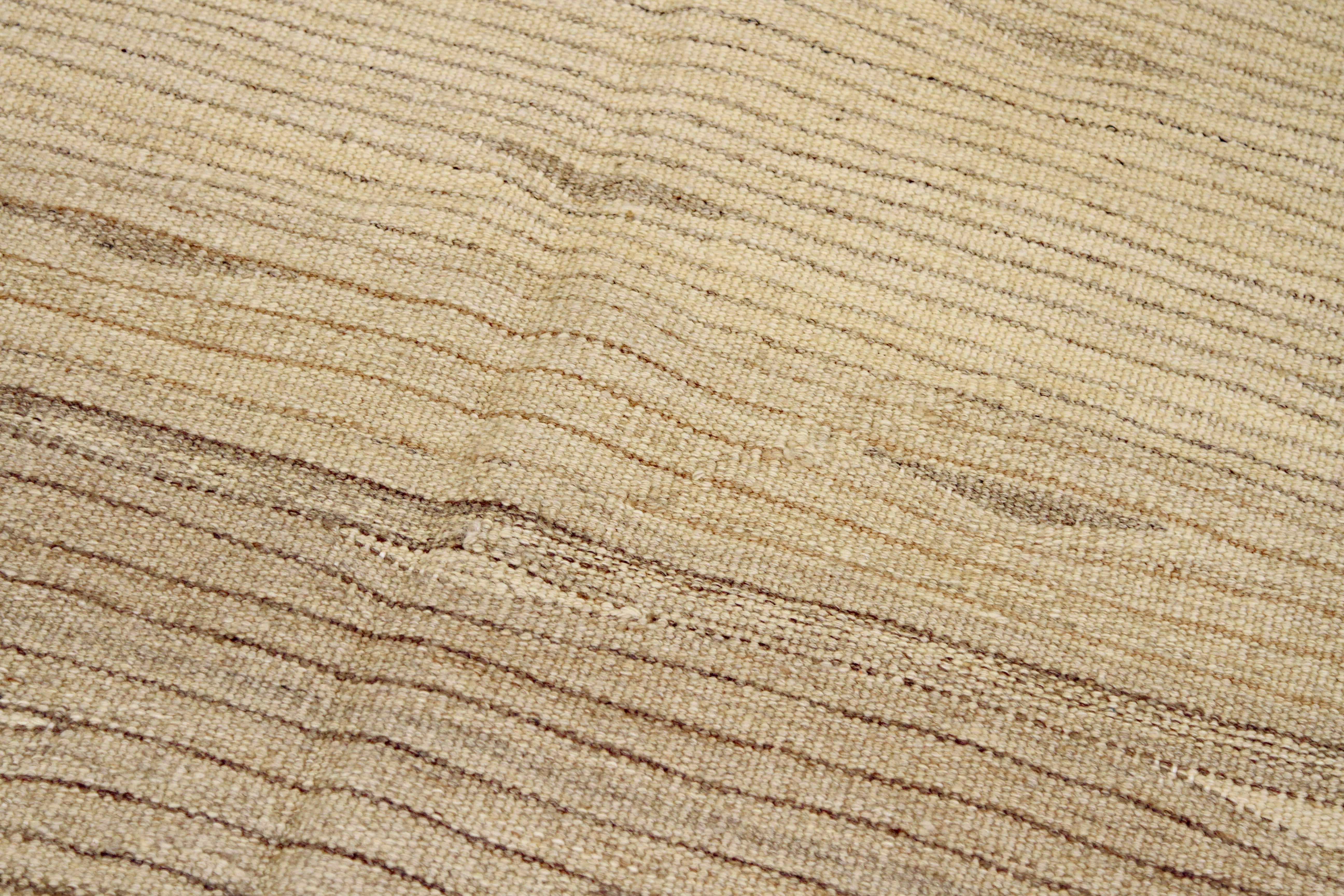 Alfombra Kilim Turca Moderna con Triángulos Grises y Marfil y Rayas Negras Turco en venta
