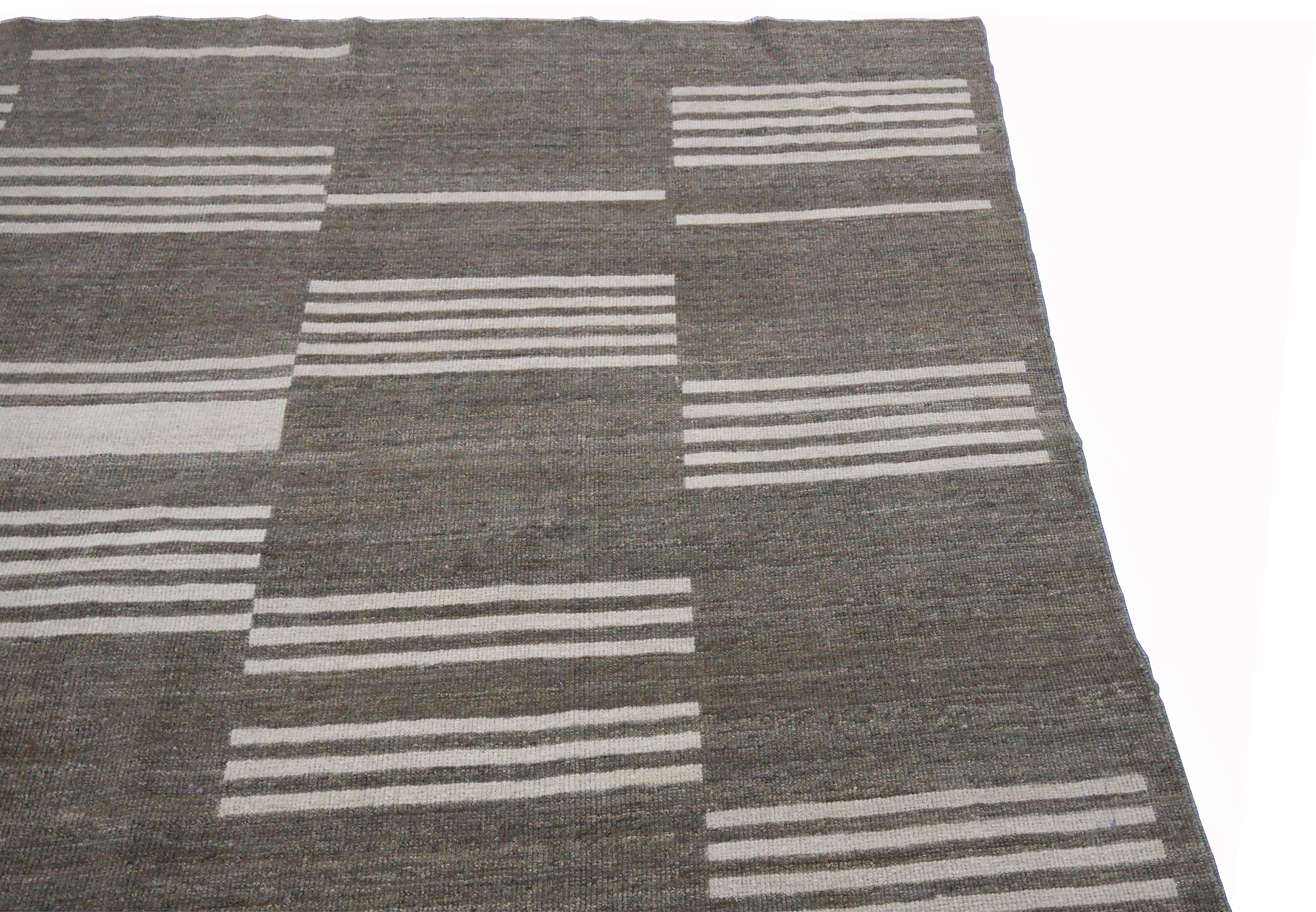 Moderner türkischer Kelimteppich mit elfenbeinfarbenen Streifen auf grauem Feld (Oushak) im Angebot