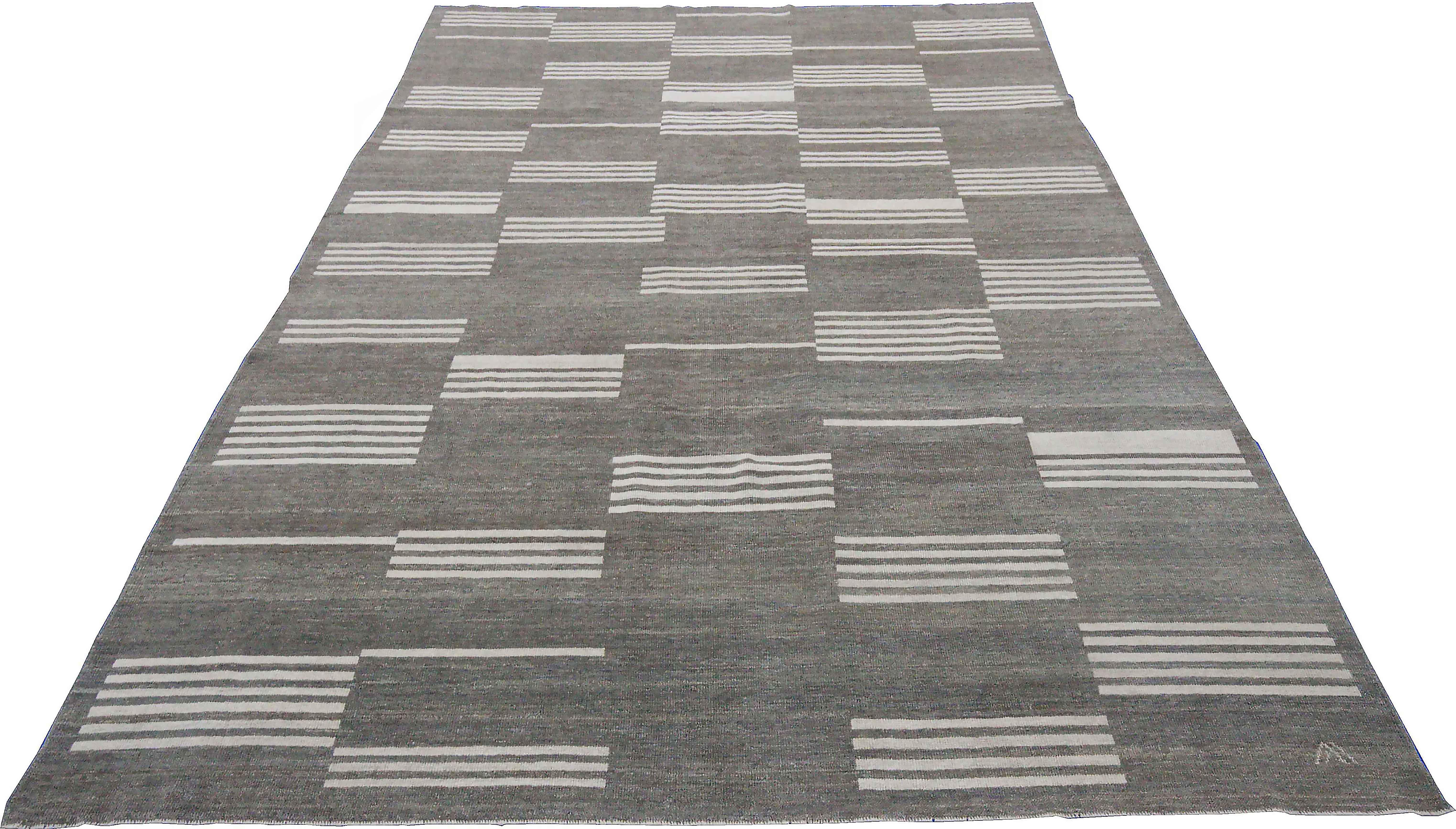Moderner türkischer Kelimteppich mit elfenbeinfarbenen Streifen auf grauem Feld (Handgewebt) im Angebot