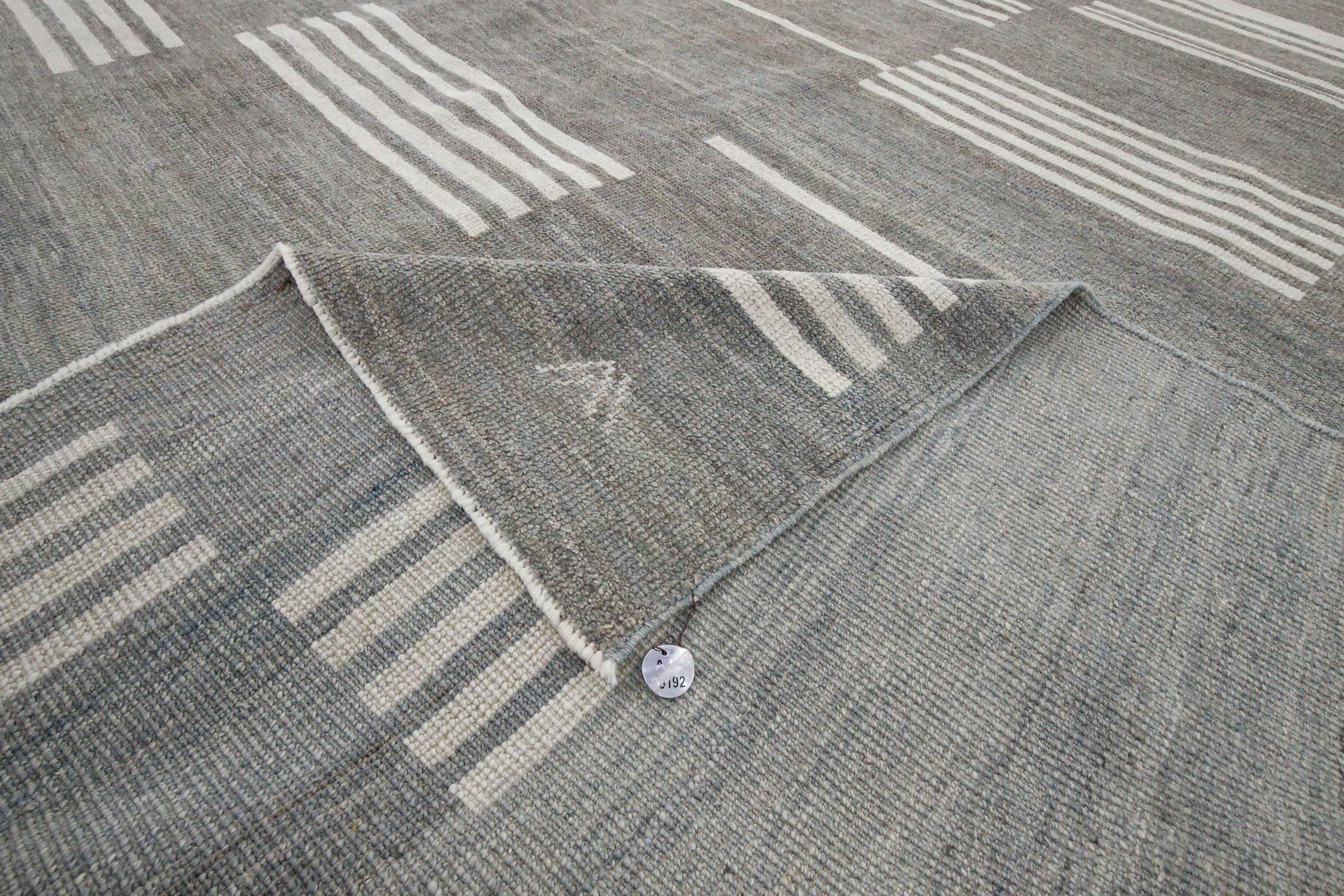 Moderner türkischer Kelimteppich mit elfenbeinfarbenen Streifen auf grauem Feld (Wolle) im Angebot