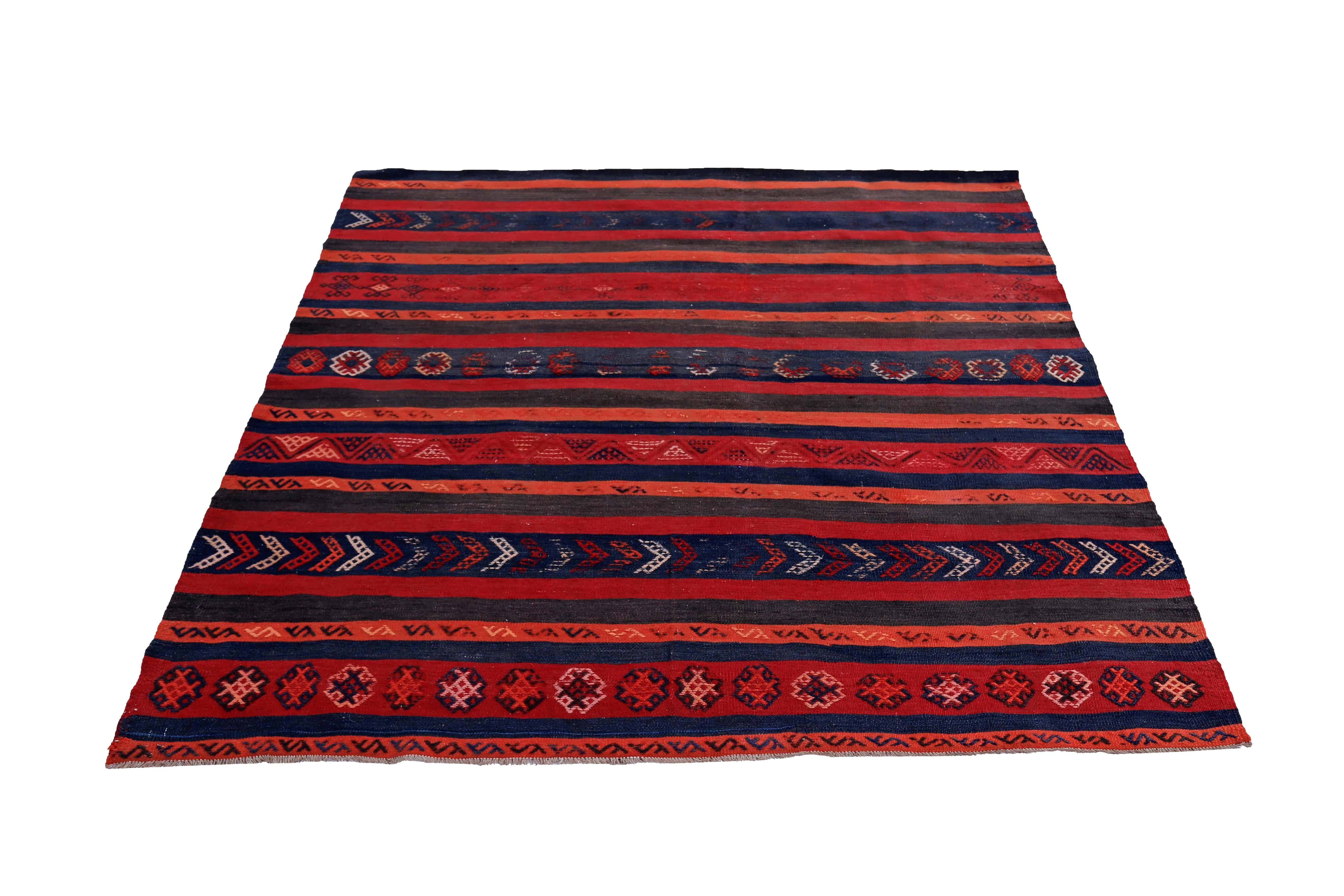 Tapis turc tissé à la main à partir de la meilleure laine de mouton et coloré avec des teintures végétales entièrement naturelles, sans danger pour les humains et les animaux domestiques. Il s'agit d'un motif Kilim traditionnel à tissage plat, avec