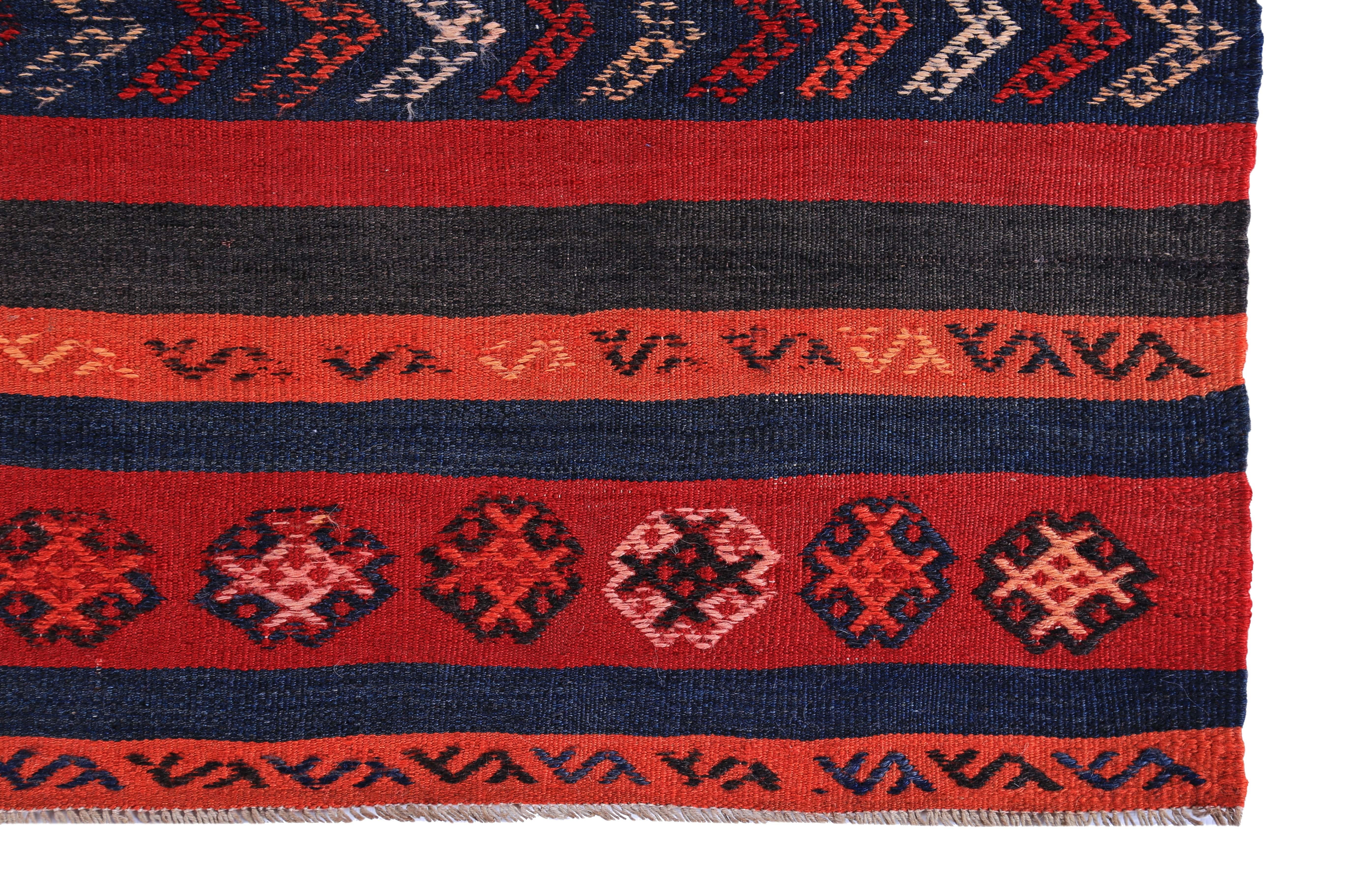 Turc Tapis Kilim turc moderne avec motif tribal bleu marine et orange sur terrain rouge en vente