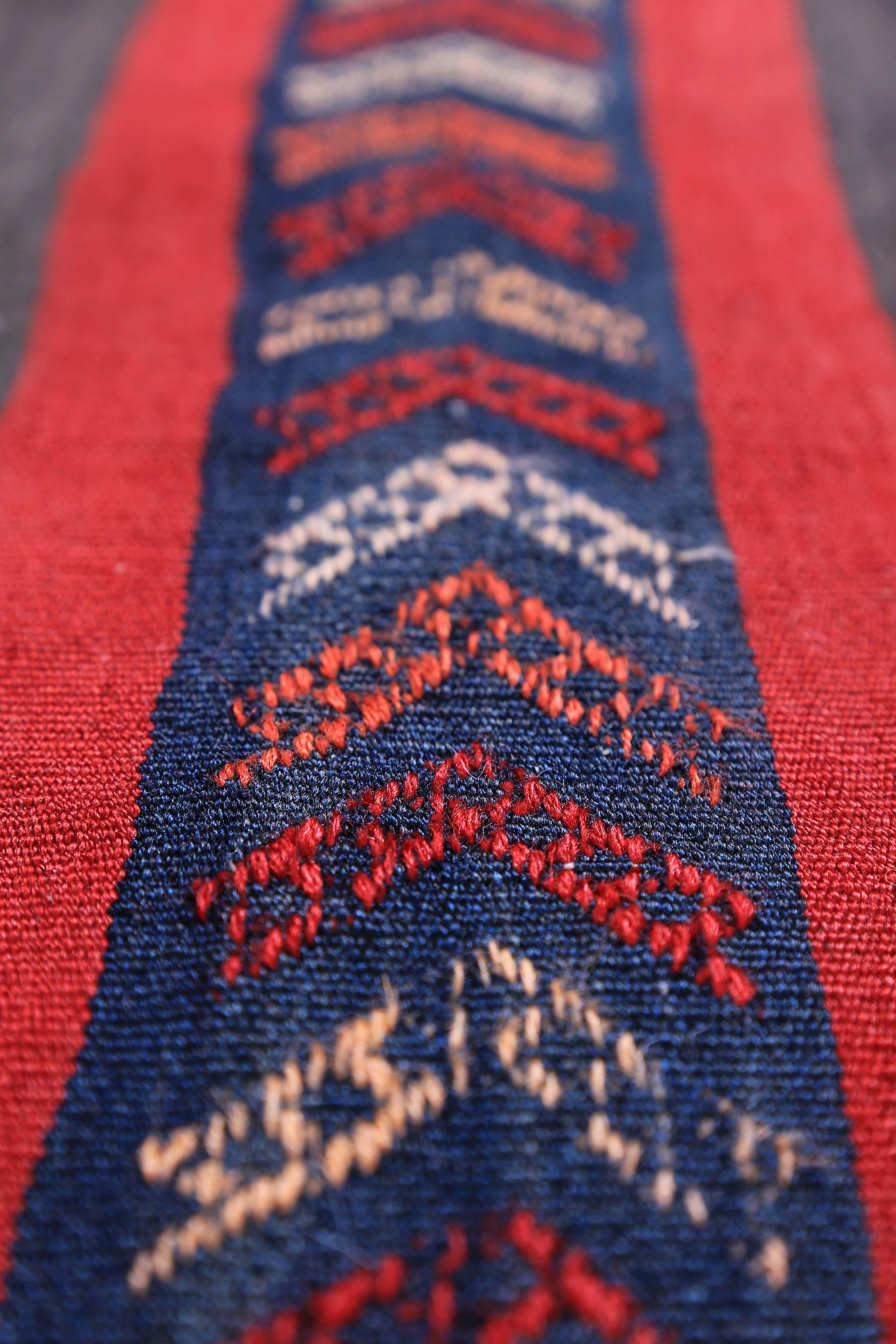 Tissé à la main Tapis Kilim turc moderne avec motif tribal bleu marine et orange sur terrain rouge en vente