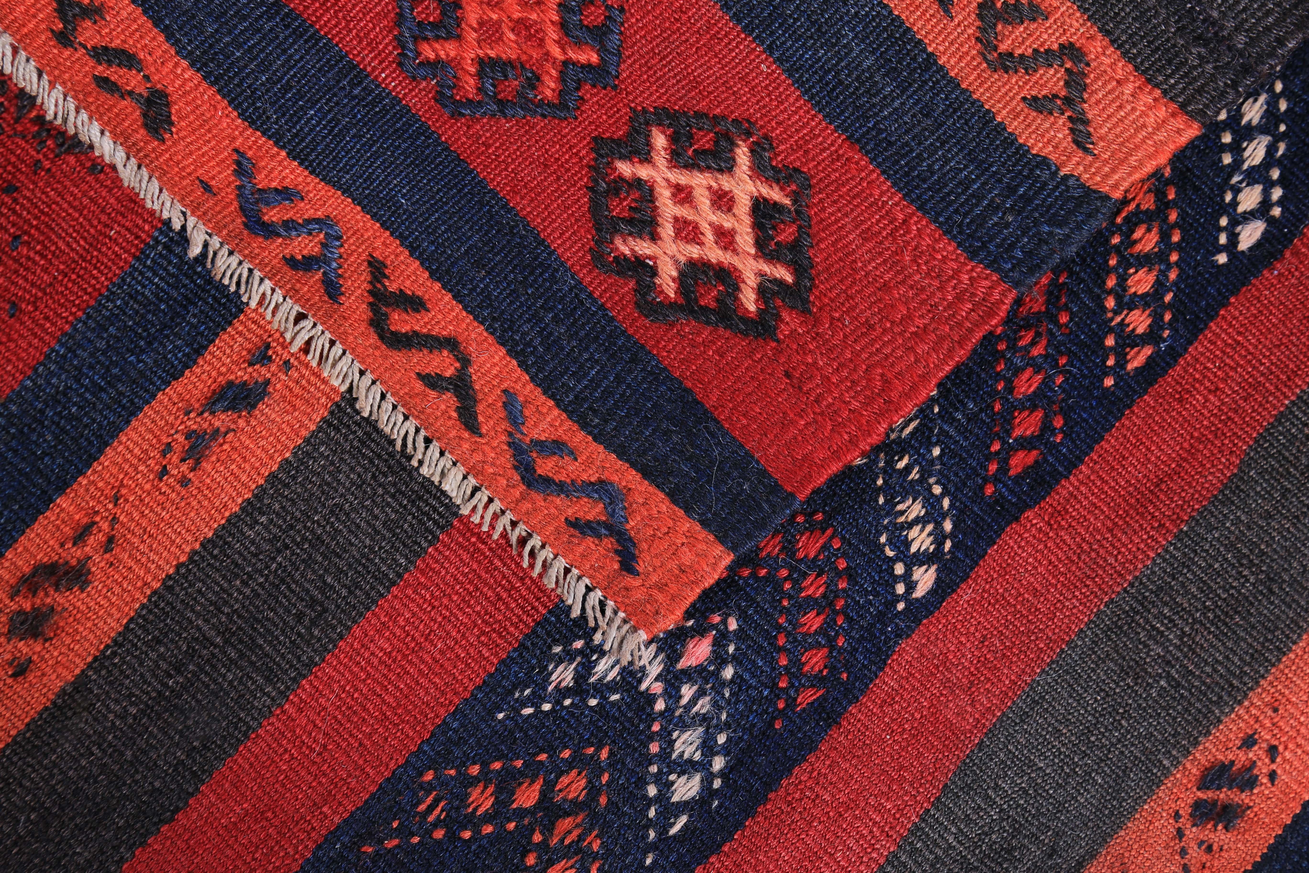Laine Tapis Kilim turc moderne avec motif tribal bleu marine et orange sur terrain rouge en vente
