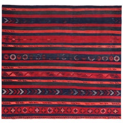 Moderner türkischer Kelim-Teppich mit marineblauem und orangefarbenem Stammesmuster auf rotem Feld