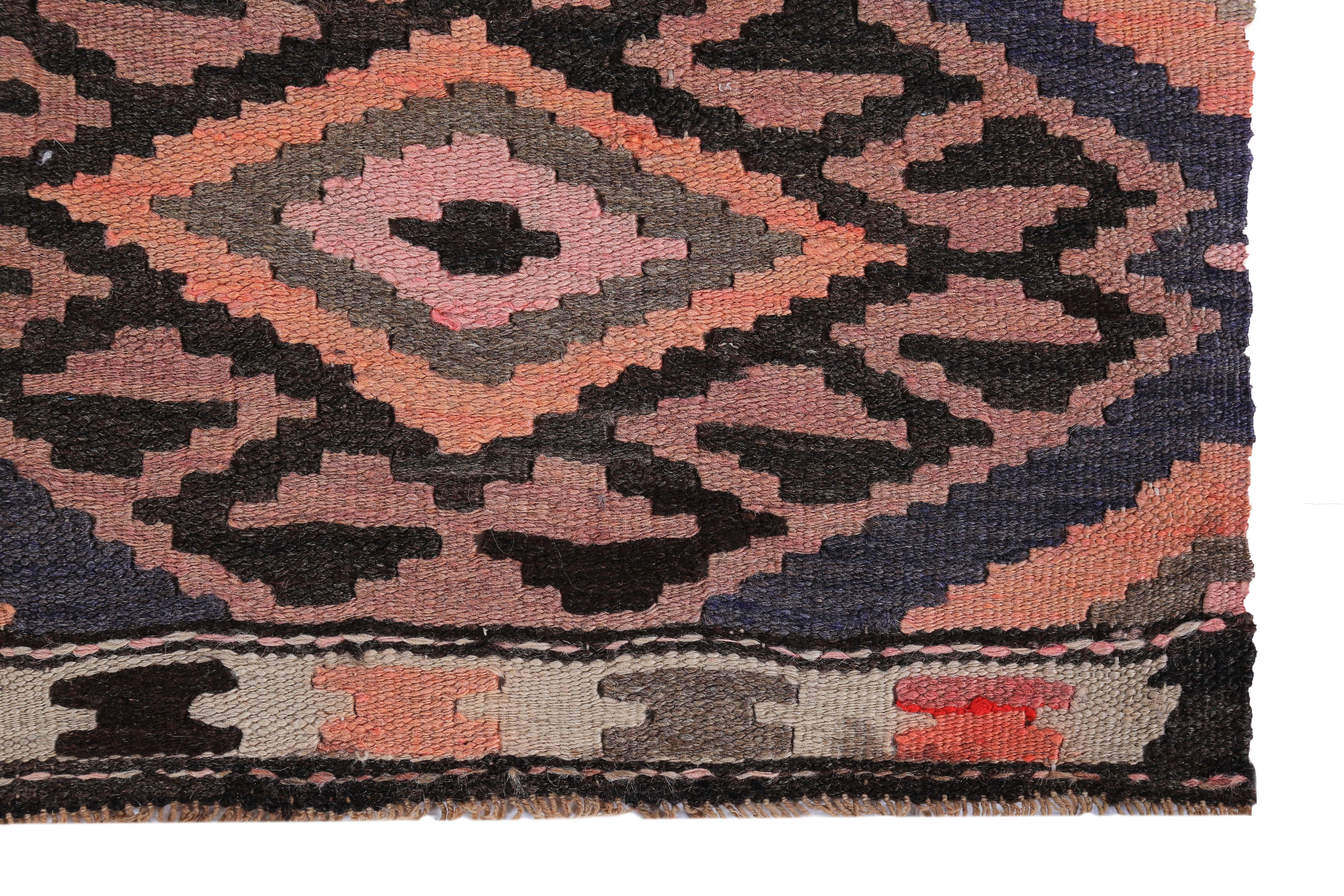 Alfombra Kilim Turca Moderna con Diamantes Tribales Naranja, Negro y Beige Turco en venta