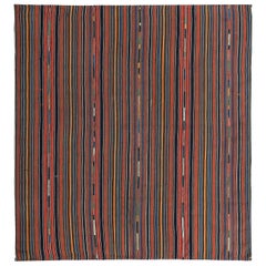 Tapis moderne turc Kilim avec des rayures de crayon orange, noir et bleu sur fond rouge
