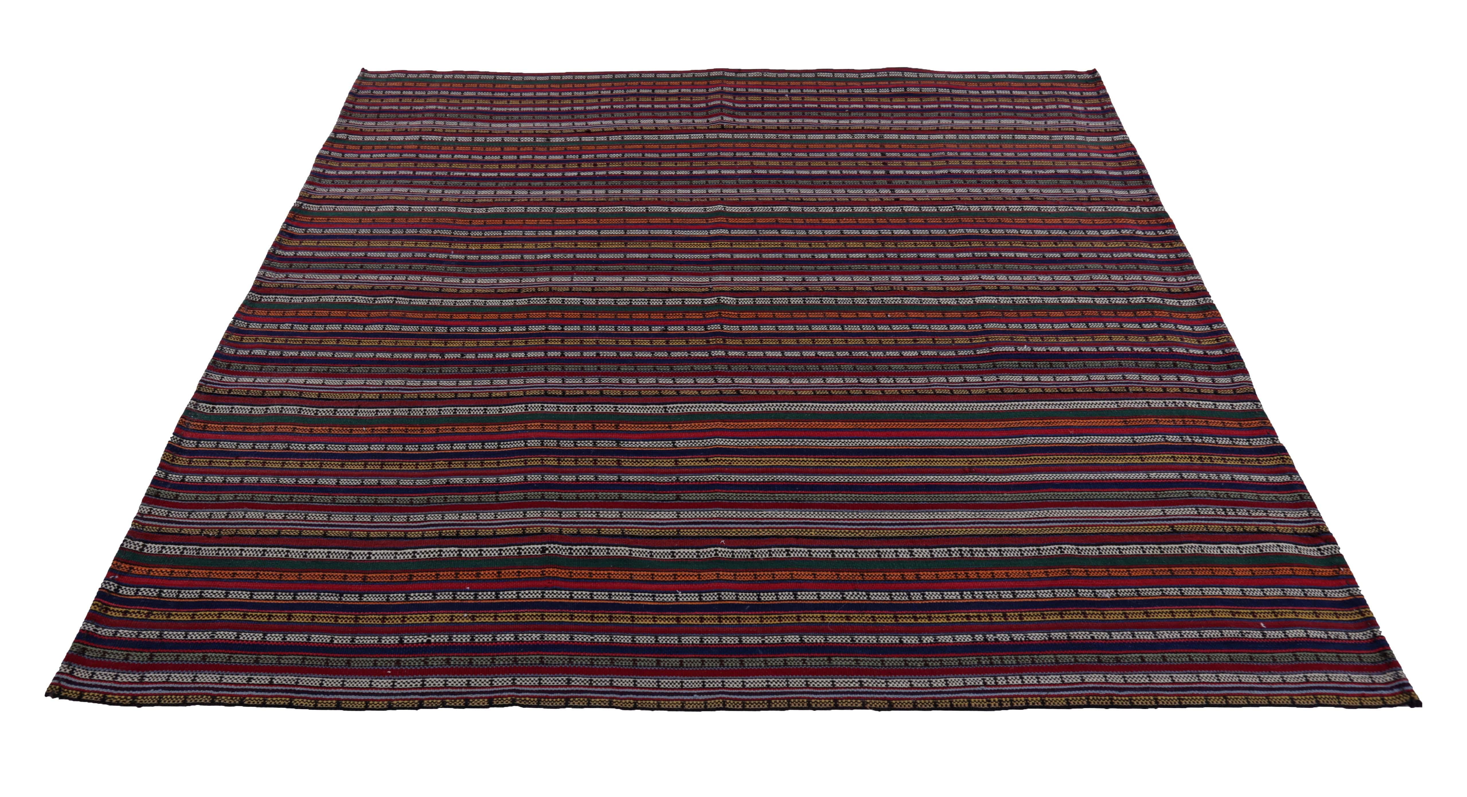 Türkischer Teppich, handgewebt aus feinster Schafswolle und gefärbt mit natürlichen Pflanzenfarben, die für Menschen und Haustiere unbedenklich sind. Es handelt sich um ein traditionelles Kilim-Flachgewebemuster mit orangefarbenen, weißen, blauen
