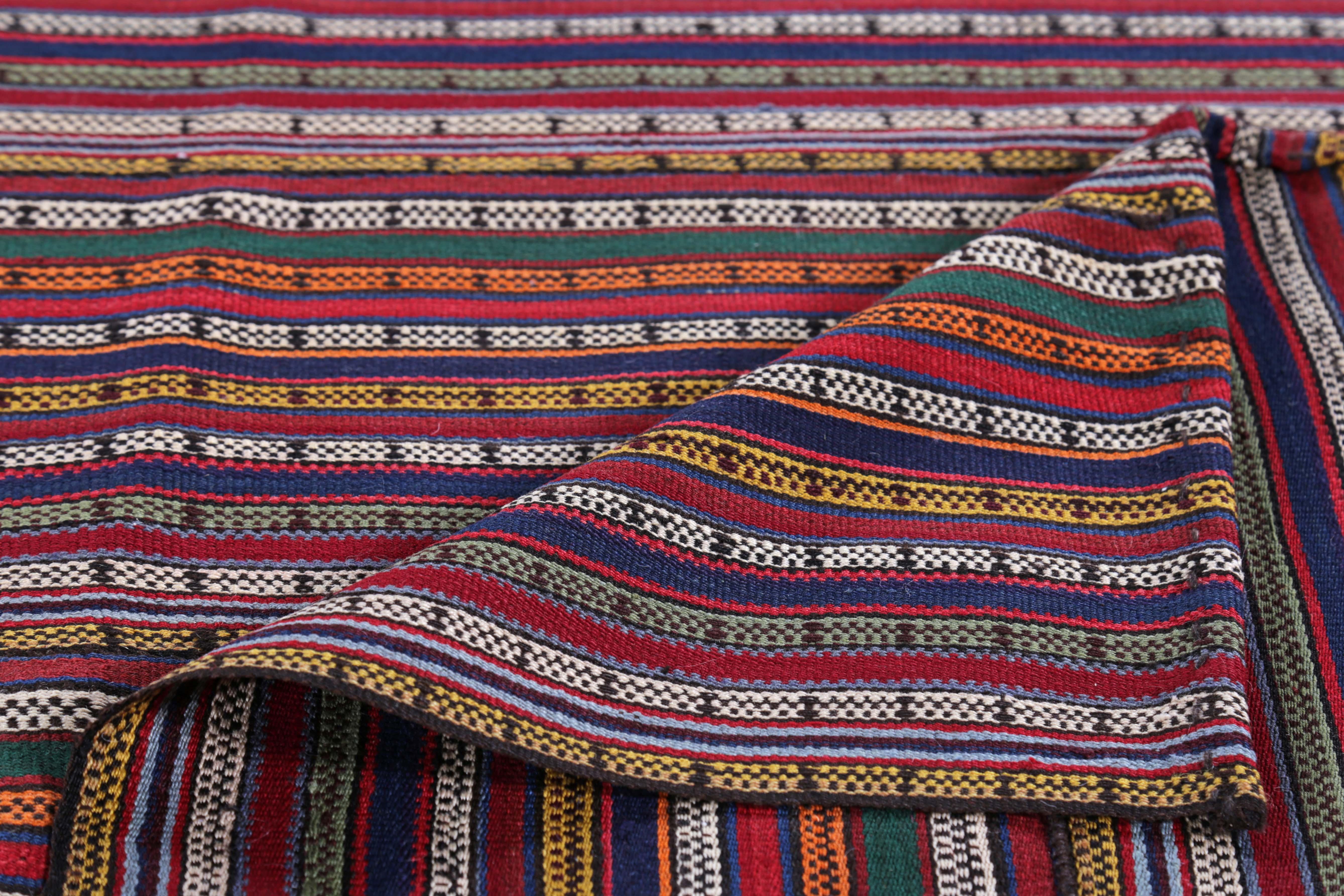 Moderner türkischer Kelim-Teppich mit orangefarbenen, weißen und roten Streifen (Handgewebt) im Angebot