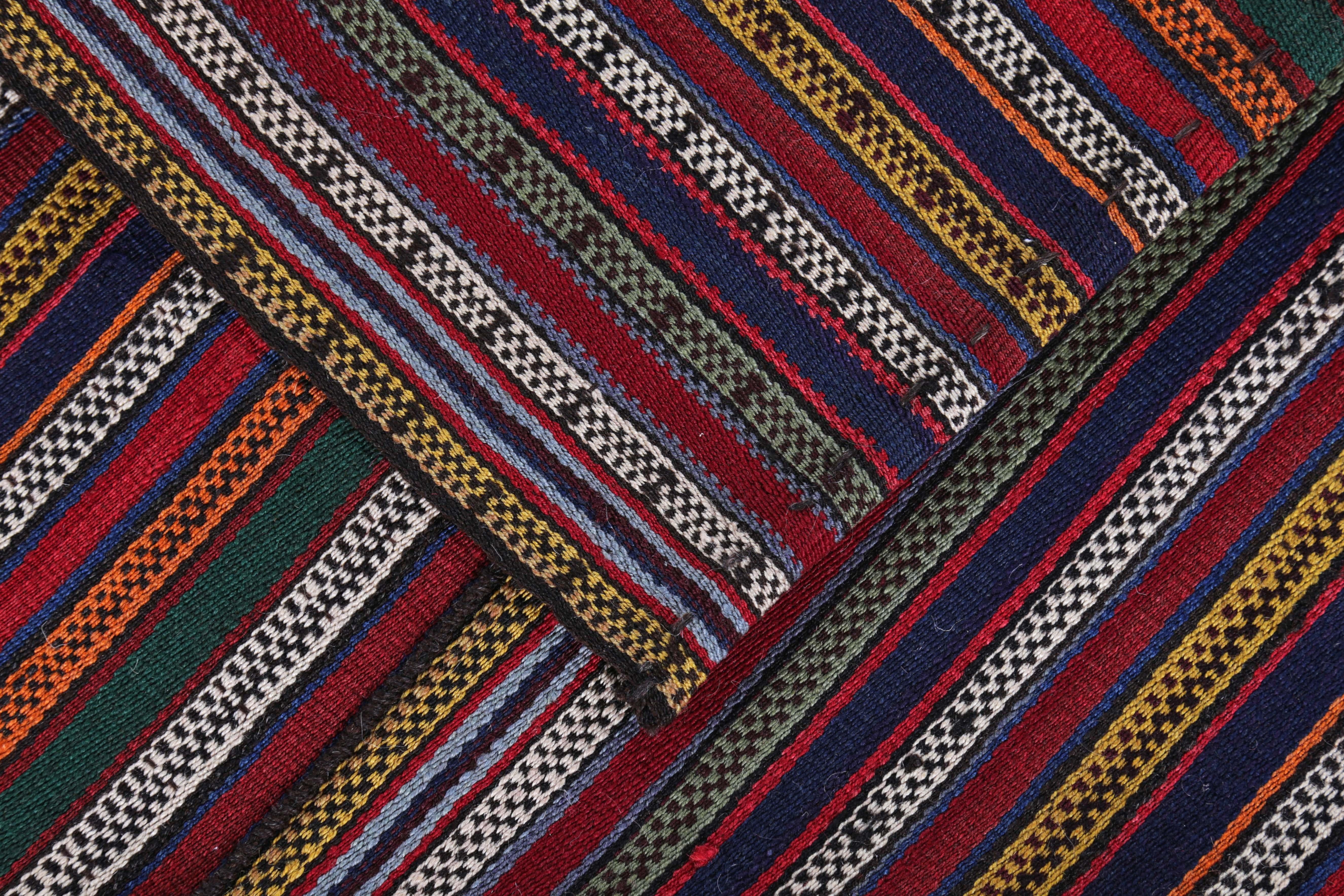 Moderner türkischer Kelim-Teppich mit orangefarbenen, weißen und roten Streifen im Zustand „Neu“ im Angebot in Dallas, TX