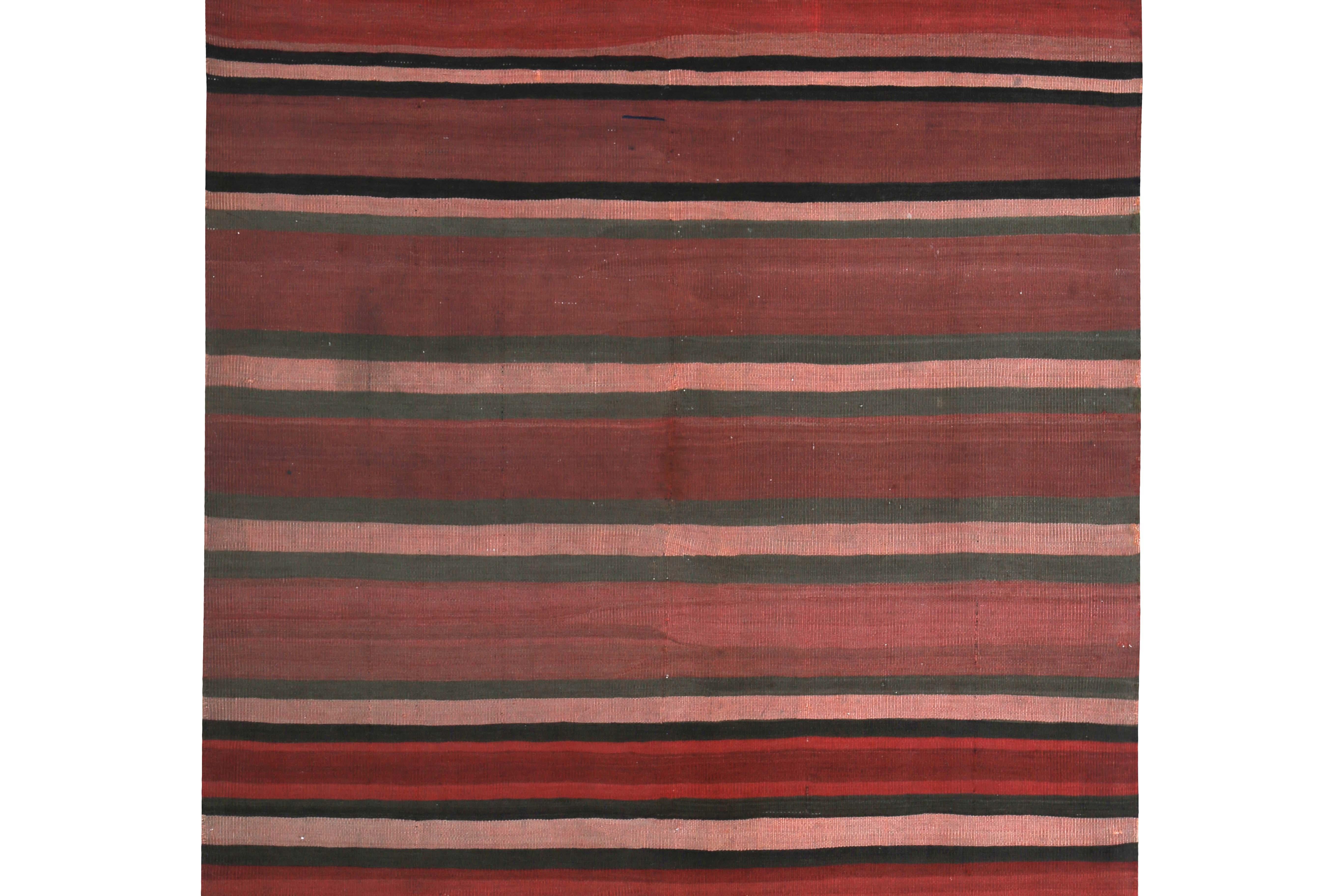 Moderner türkischer Kelim-Teppich mit rosa, schwarzen und weißen Streifen in einem roten Feld (Türkisch) im Angebot