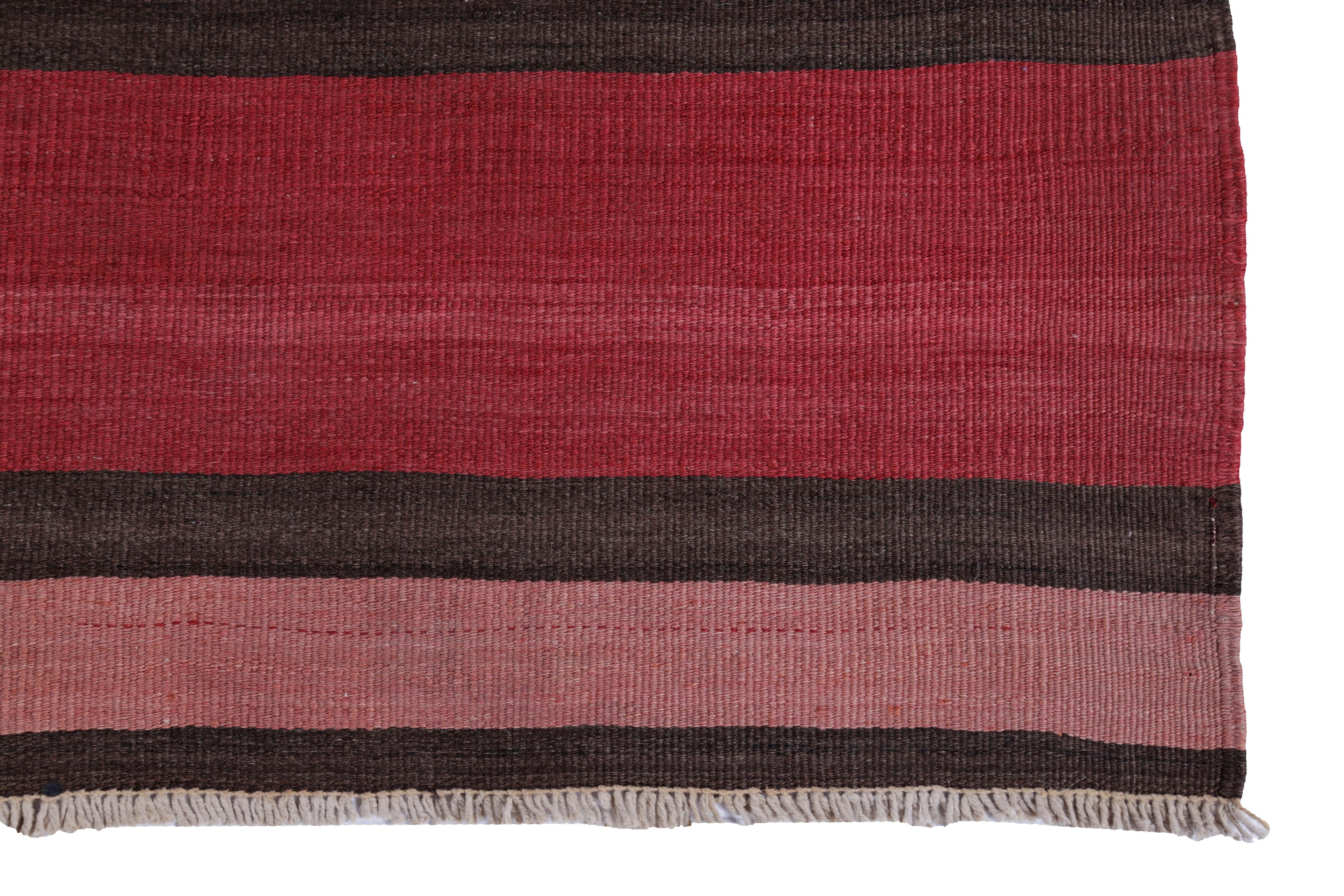 Moderner türkischer Kelim-Teppich mit rosa, schwarzen und weißen Streifen in einem roten Feld (Handgewebt) im Angebot