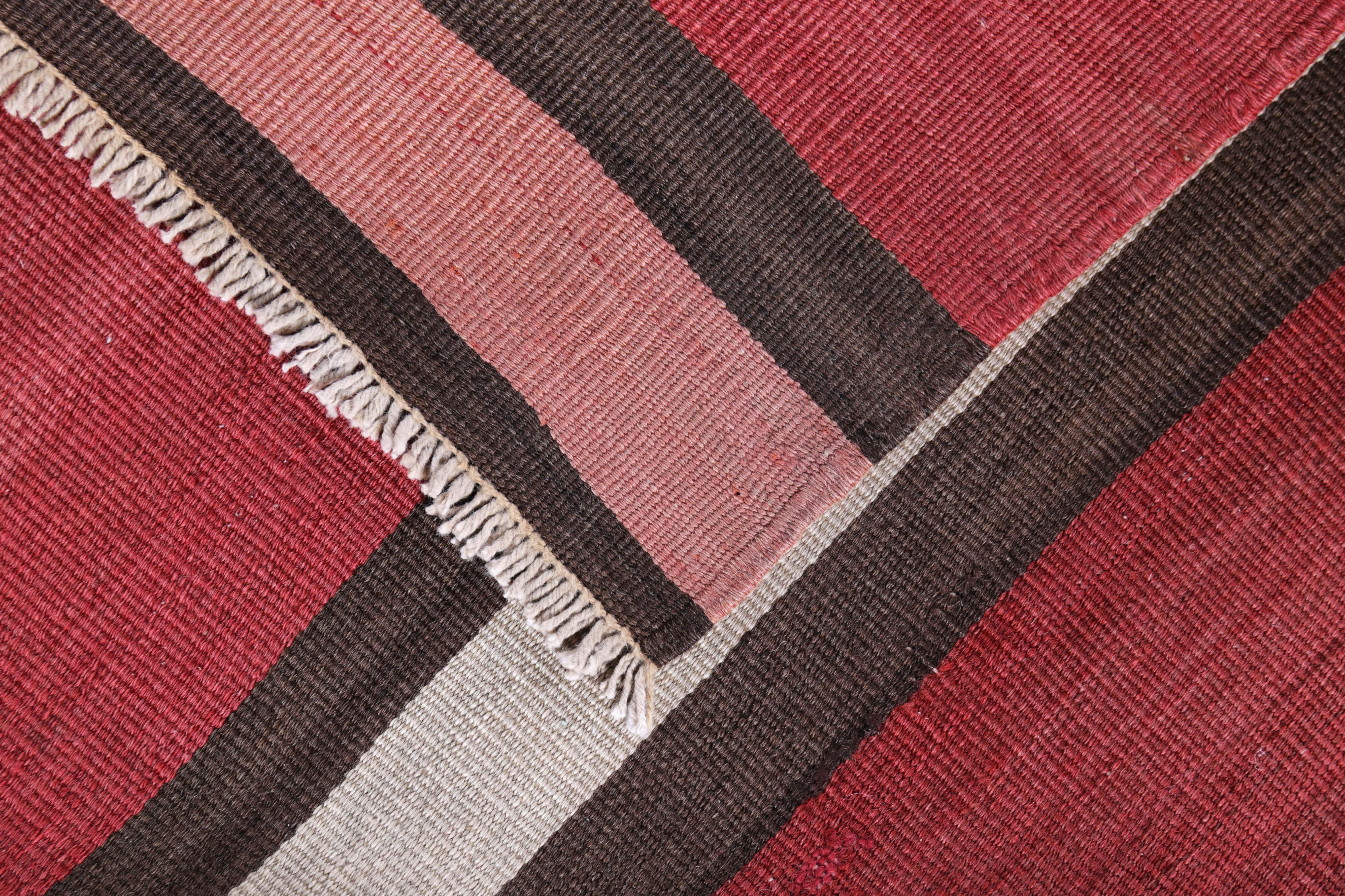 Moderner türkischer Kelim-Teppich mit rosa, schwarzen und weißen Streifen in einem roten Feld (21. Jahrhundert und zeitgenössisch) im Angebot