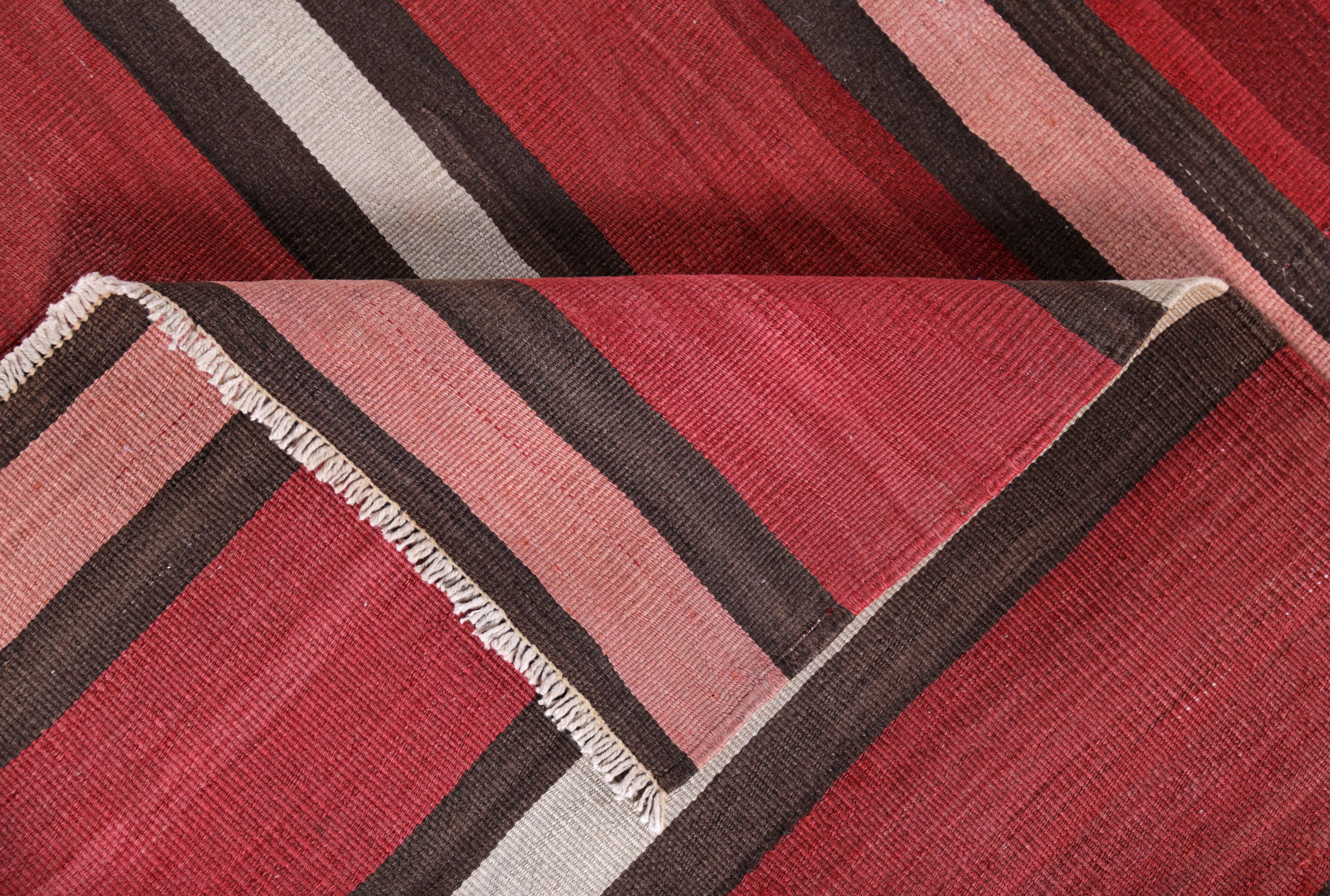 Moderner türkischer Kelim-Teppich mit rosa, schwarzen und weißen Streifen in einem roten Feld (Wolle) im Angebot