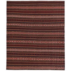 Moderner türkischer Kelim-Teppich mit roten und weißen Stammesdetails auf gestreiftem Feld