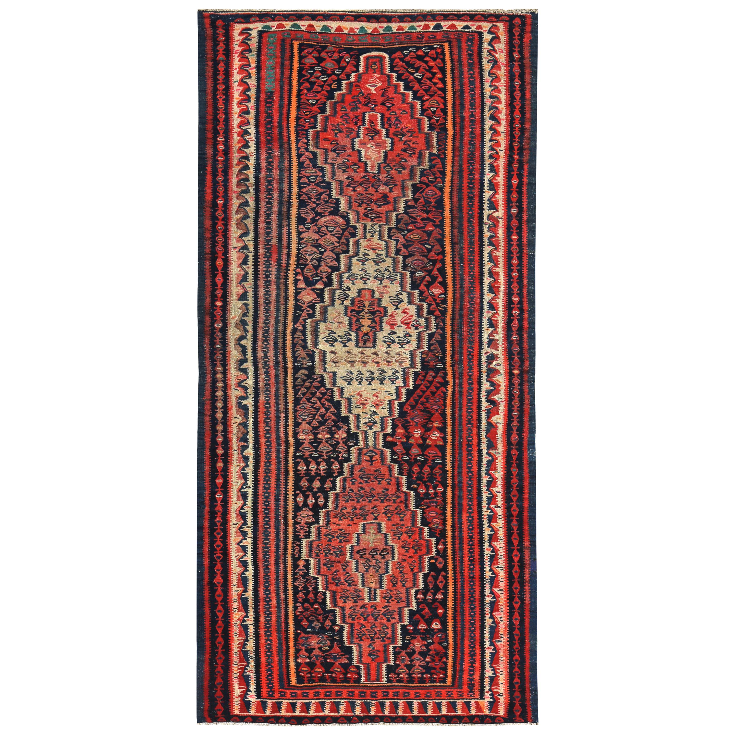 Moderner türkischer Kelim-Teppich mit roten, blauen und orangefarbenen Stammesstreifen