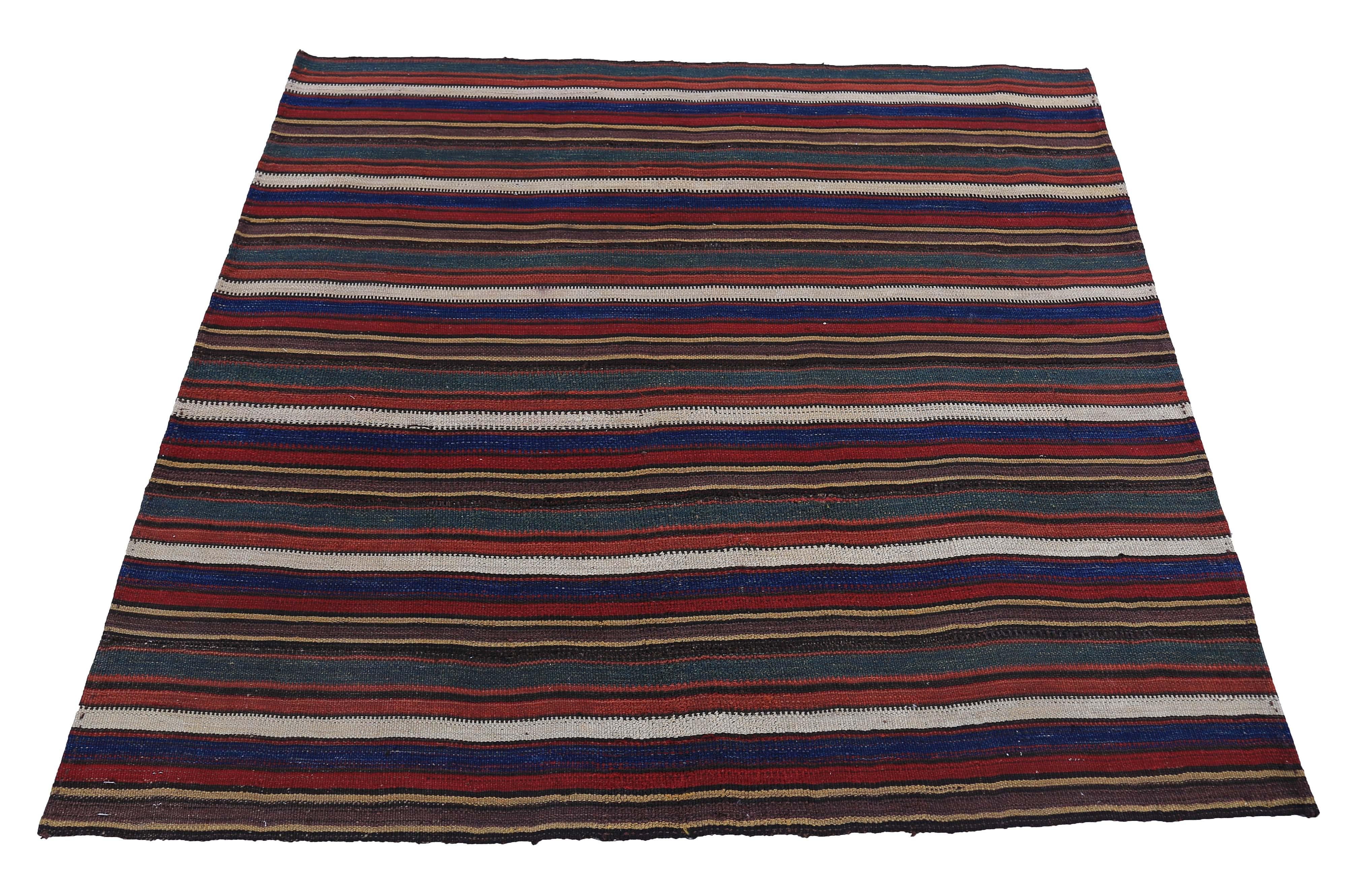 Tapis turc moderne tissé à la main à partir de la meilleure laine de mouton et coloré avec des teintures végétales entièrement naturelles, sans danger pour les humains et les animaux domestiques. Il s'agit d'un motif Kilim traditionnel à tissage