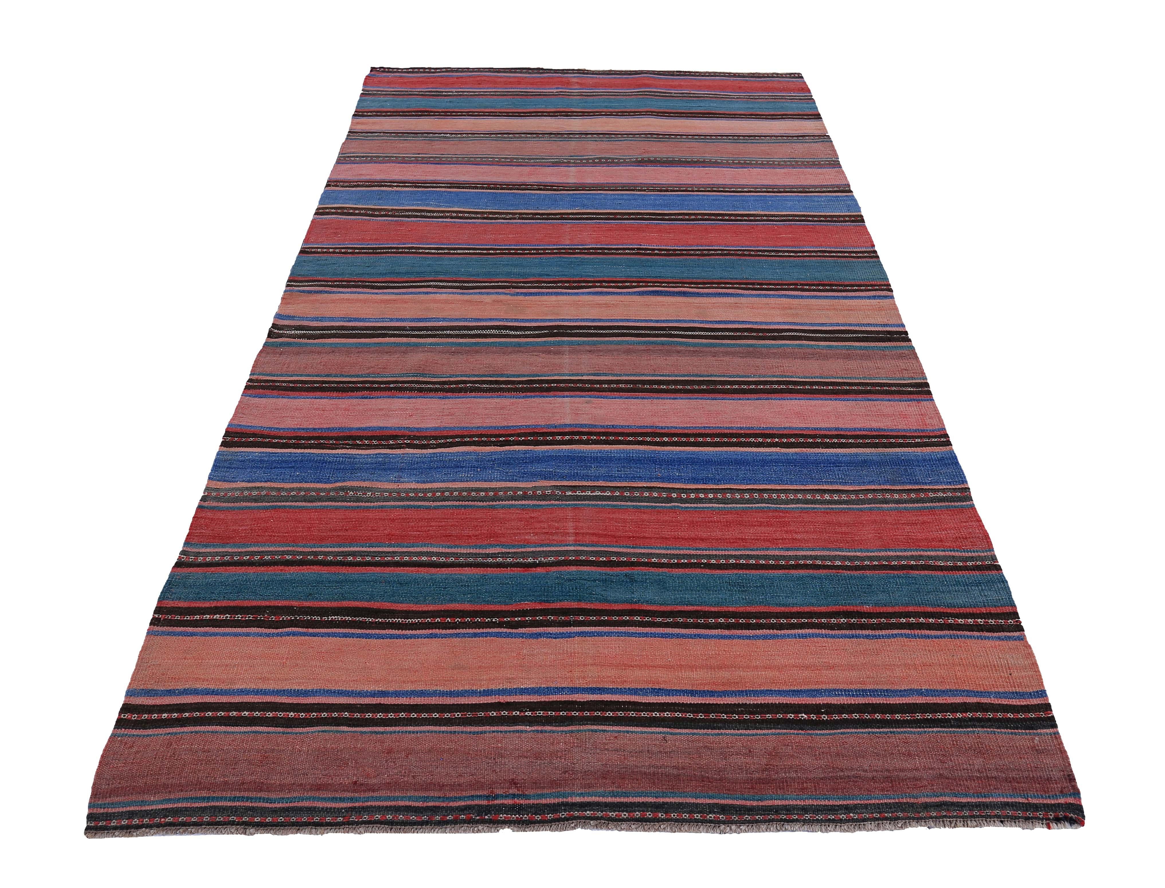Moderner türkischer Teppich, handgewebt aus feinster Schafwolle und gefärbt mit natürlichen Pflanzenfarben, die für Menschen und Haustiere sicher sind. Es handelt sich um ein traditionelles Kelim-Flachgewebemuster mit roten, blauen und blauen