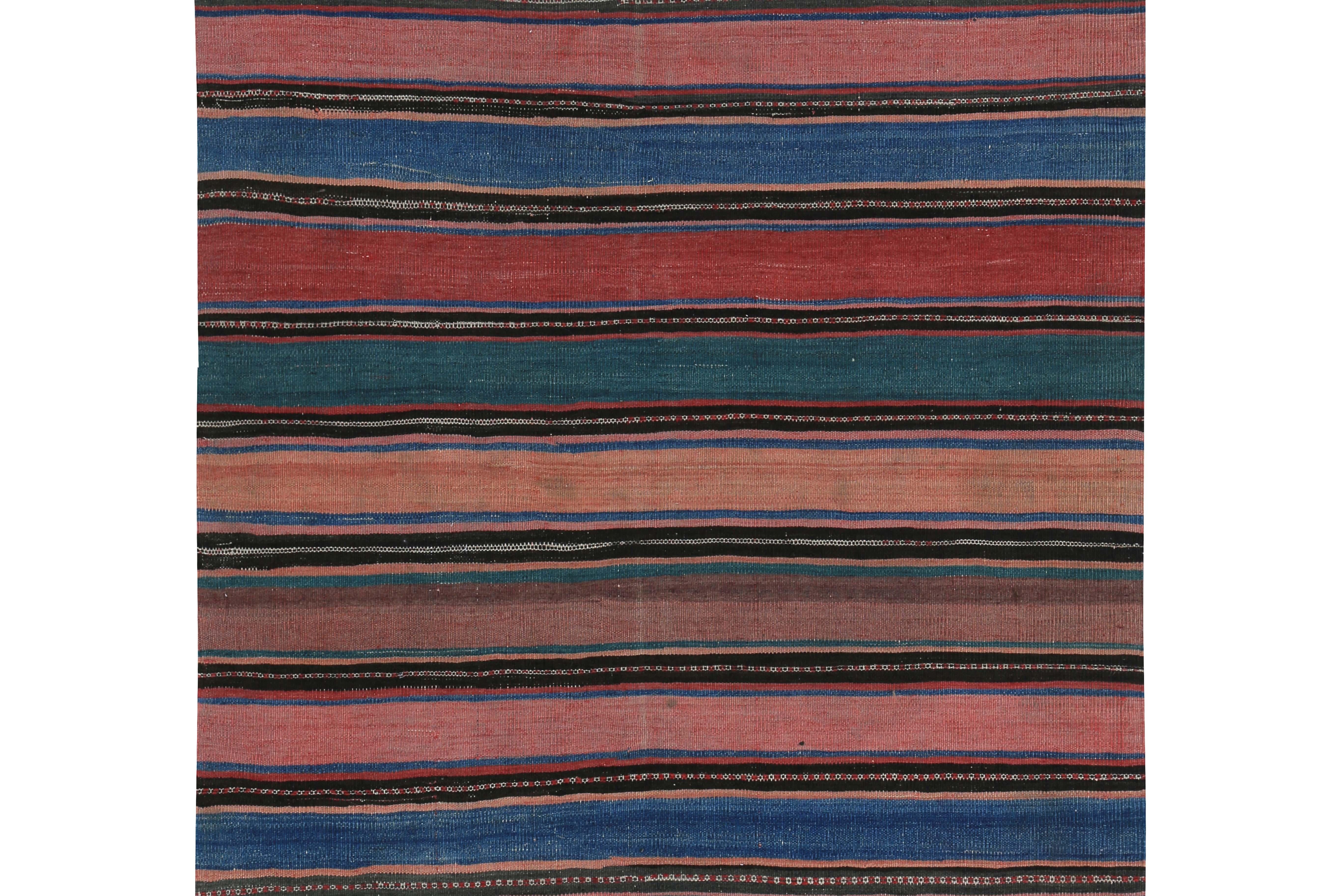 Moderner türkischer Kelim-Teppich mit roten, blauen und beigefarbenen Streifen (Handgewebt) im Angebot